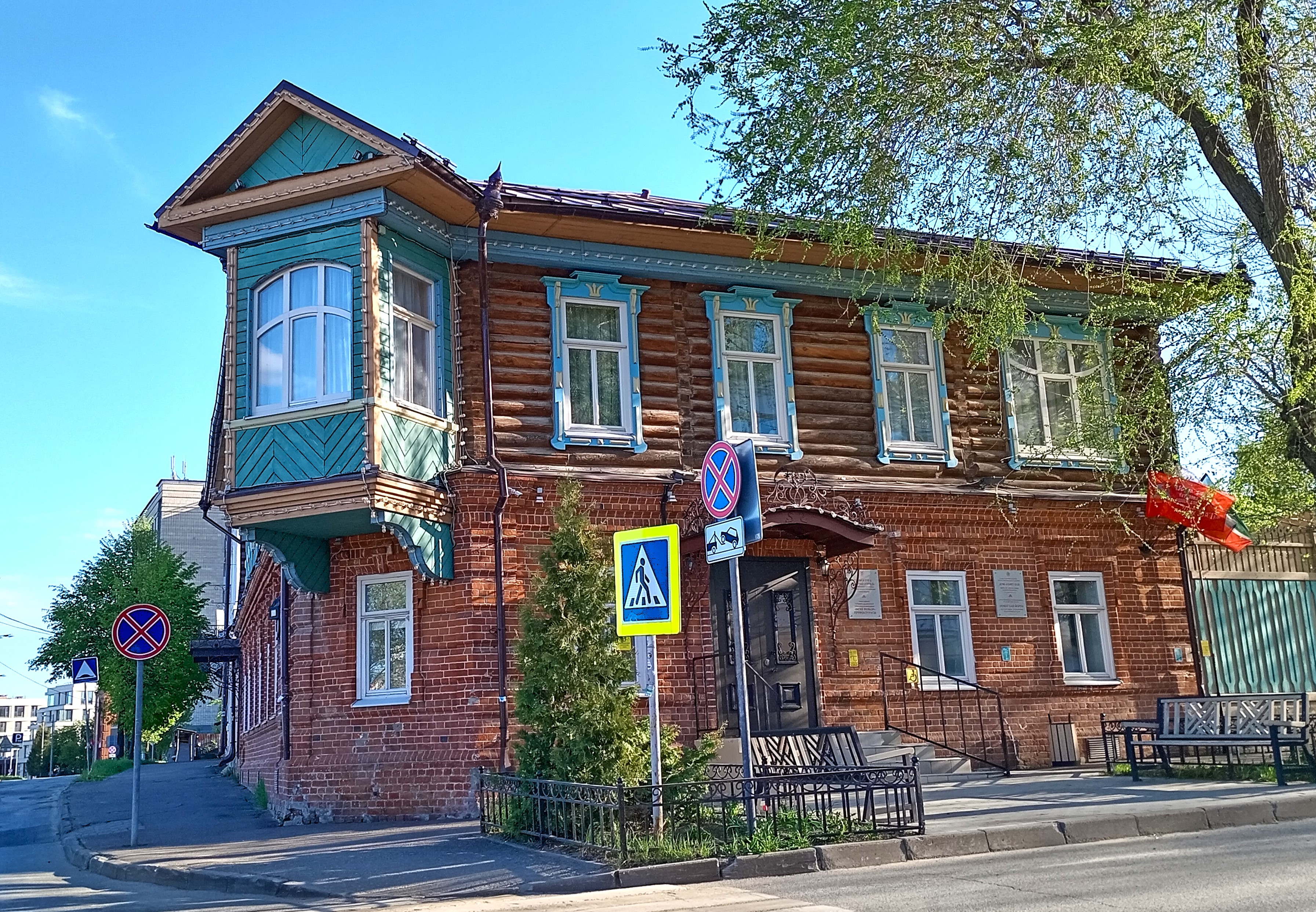 Каменно-деревянный дом купцов Апаковых, который выходит на набережную озера Кабан. Фото: Ольга Иванычева