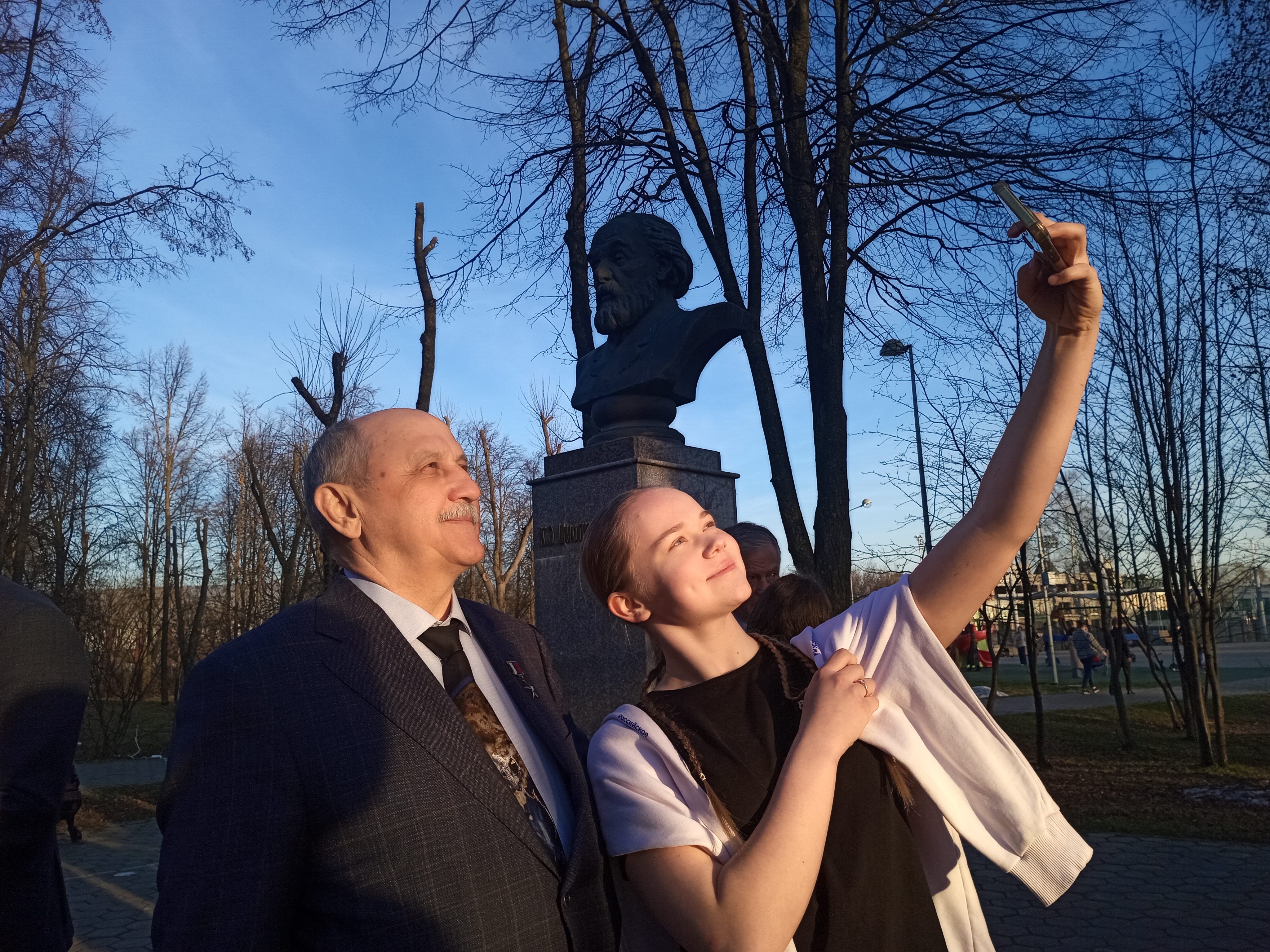 Селфи с космонавтом Юрием Усачевым на фоне памятника Константину Циолковскому. Фото: Ольга Иванычева