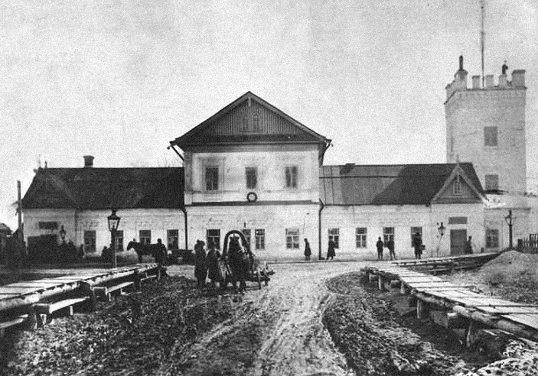 Контора Товарищества химических заводов Петра Капитоновича Ушкова и Ко. 1900-е гг. В первом же письме из п. Бондюга от 11 октября 1916 года Пастернак писал: «На днях поступлю в контору. Кем — еще не знаю. Грандиозный выбор призваний». В здании в настоящее время расположен краеведческий музей. Источник фото: ГБУК «Краеведческий музей г. Менделеевск»