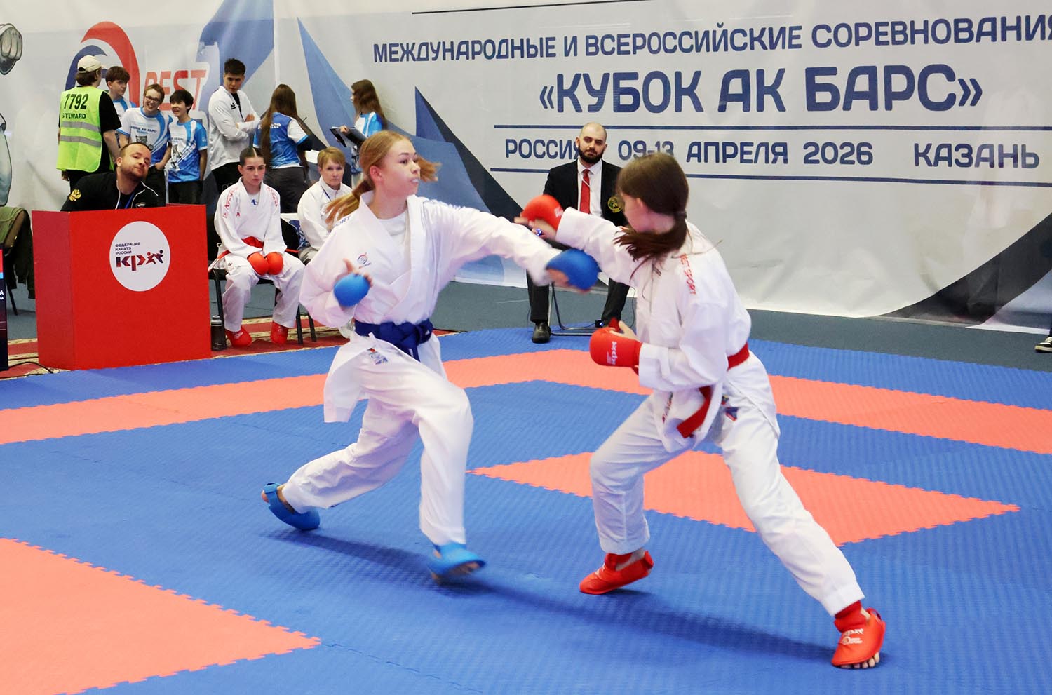 В последние годы среди участников соревнований девочки по количеству примерно сравнялись с мальчиками. Фото: Дмитрий Сивков