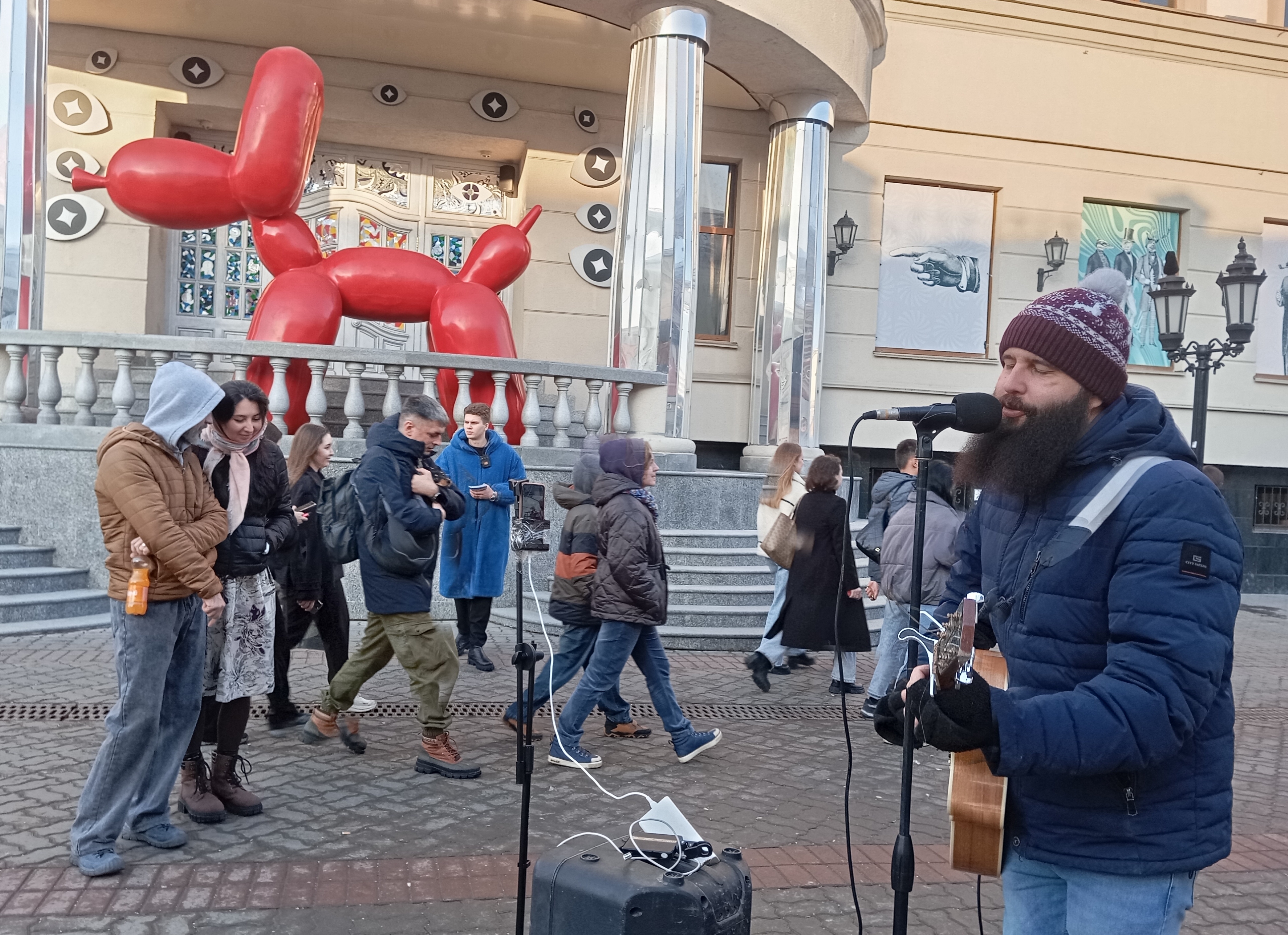Остановить людей, спешащих по своим делам, не так-то просто. Фото: Дмитрий Сивков