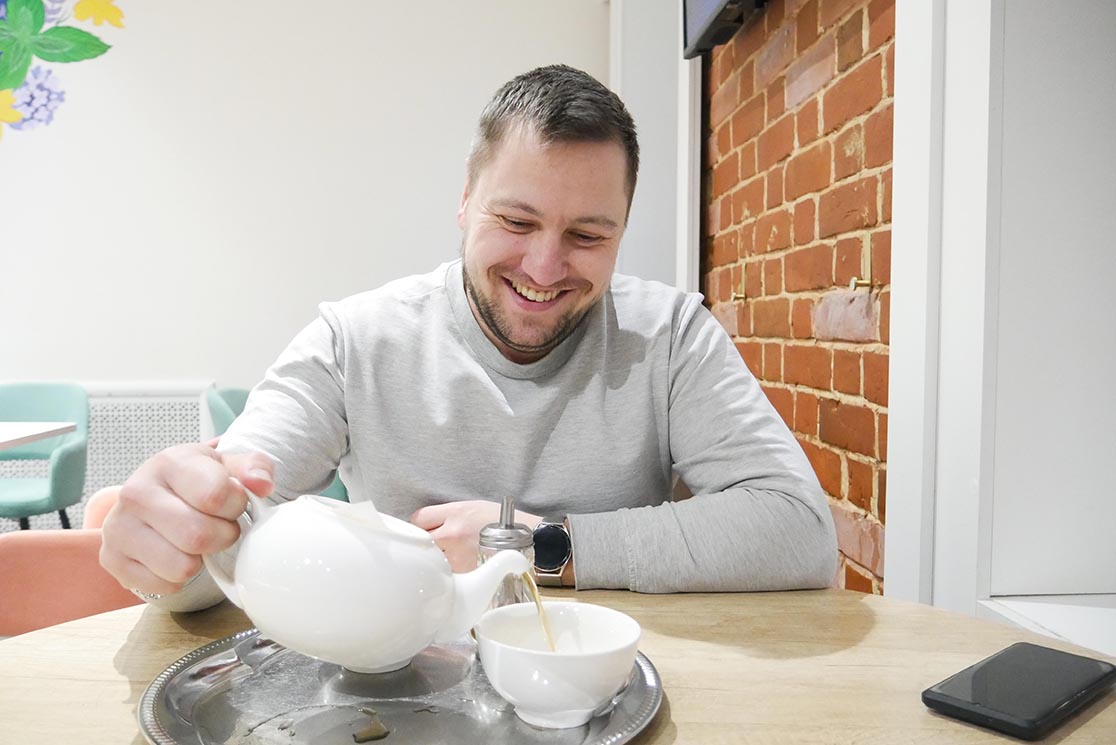 На вопрос туристов «А где казанцы кушают?» Данил обычно отвечает: «Дома». Хотя экскурсоводу порой приходится наспех перекусить в фастфуде с татарским колоритом. Фото: Дмитрий Сивков