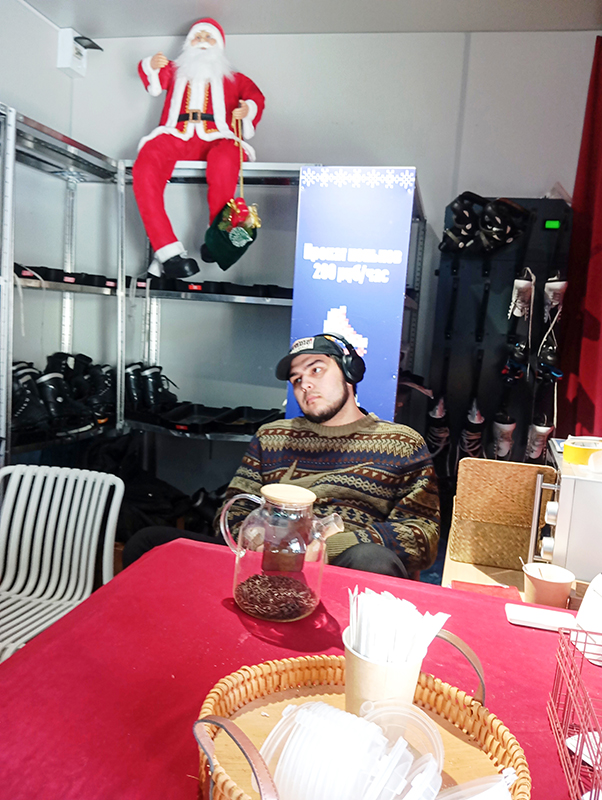 Редкие минуты отдыха у работника пункта проката коньков. Фото: Дмитрий Сивков