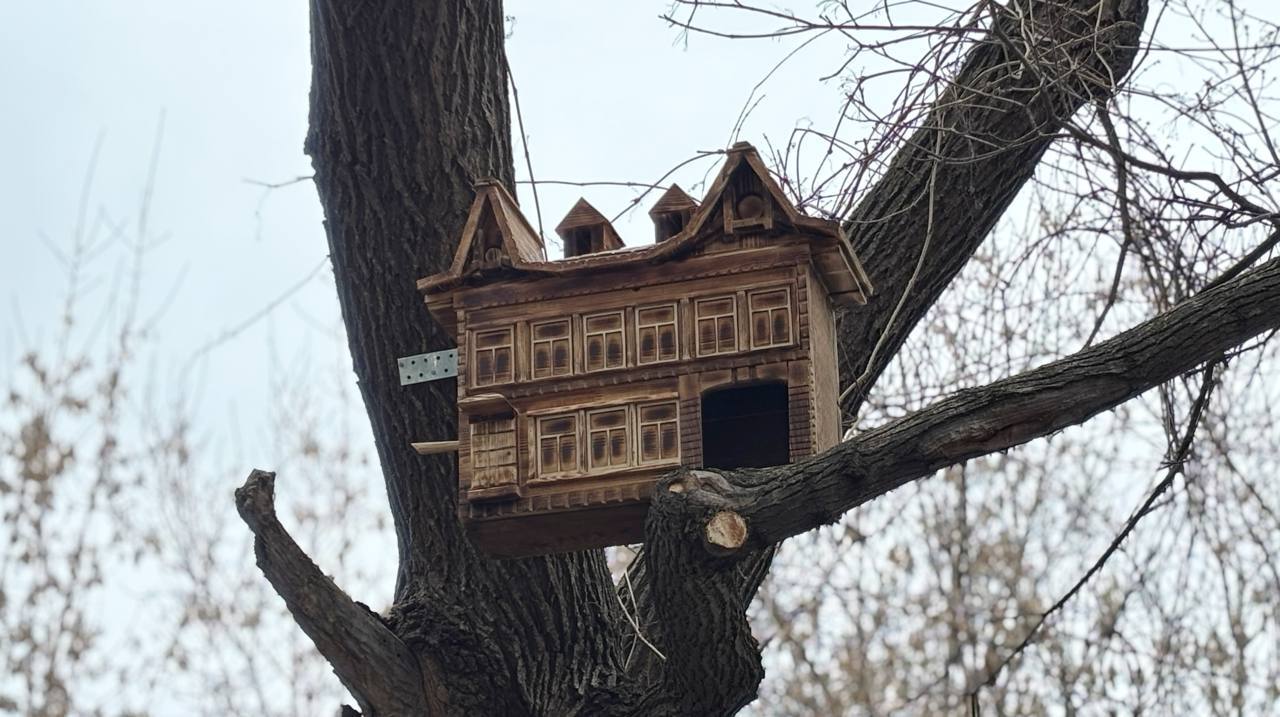 А в саду Дома-музея В.И. Ленина появился скворечник с фасадом дома на улице Достоевского, 61. Фото предоставлено пресс-службой Национального музея РТ