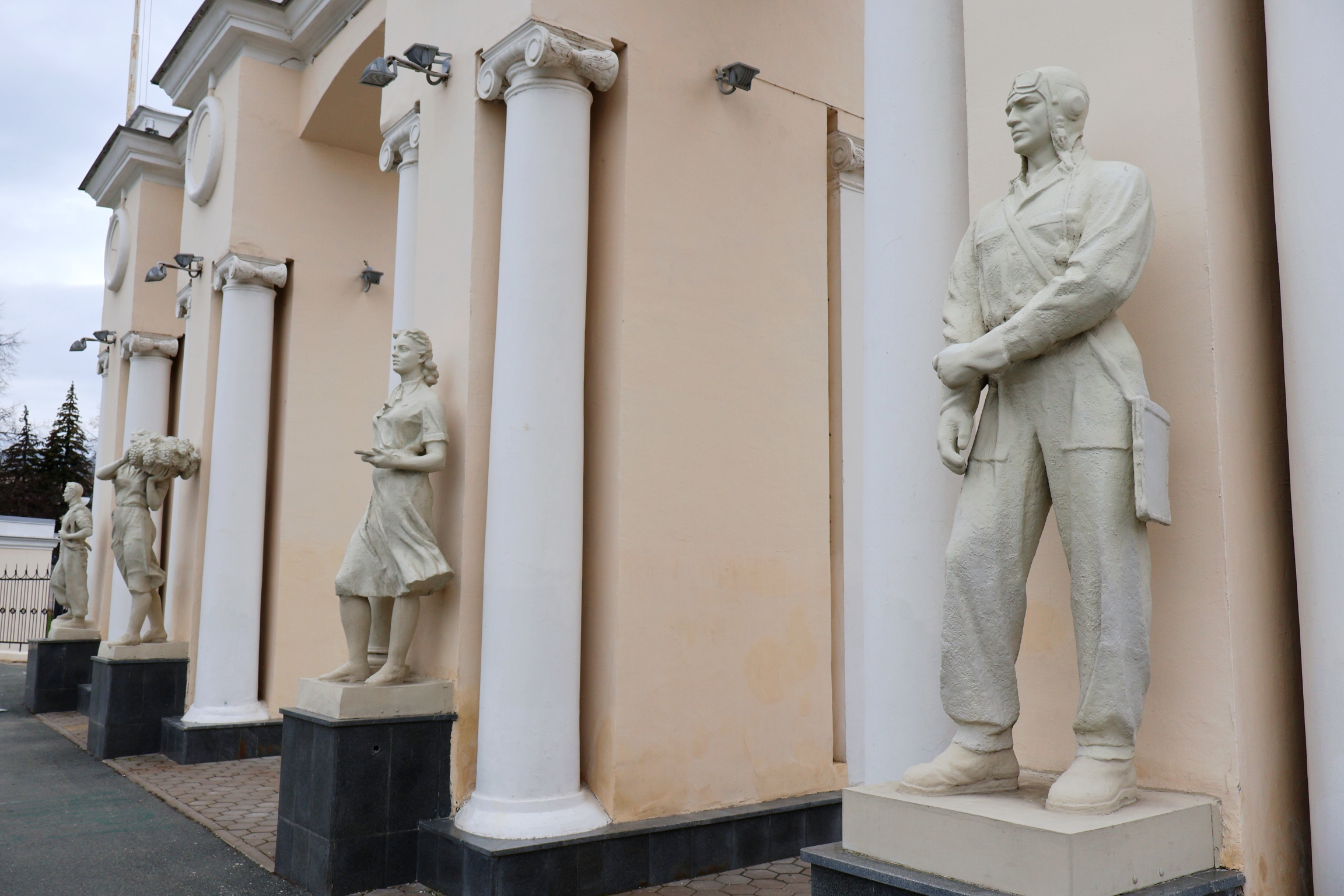 Фрагмент входа в парк «Крылья Советов» — парк, посвященный покорителям неба. Фото: Дмитрий Сивков