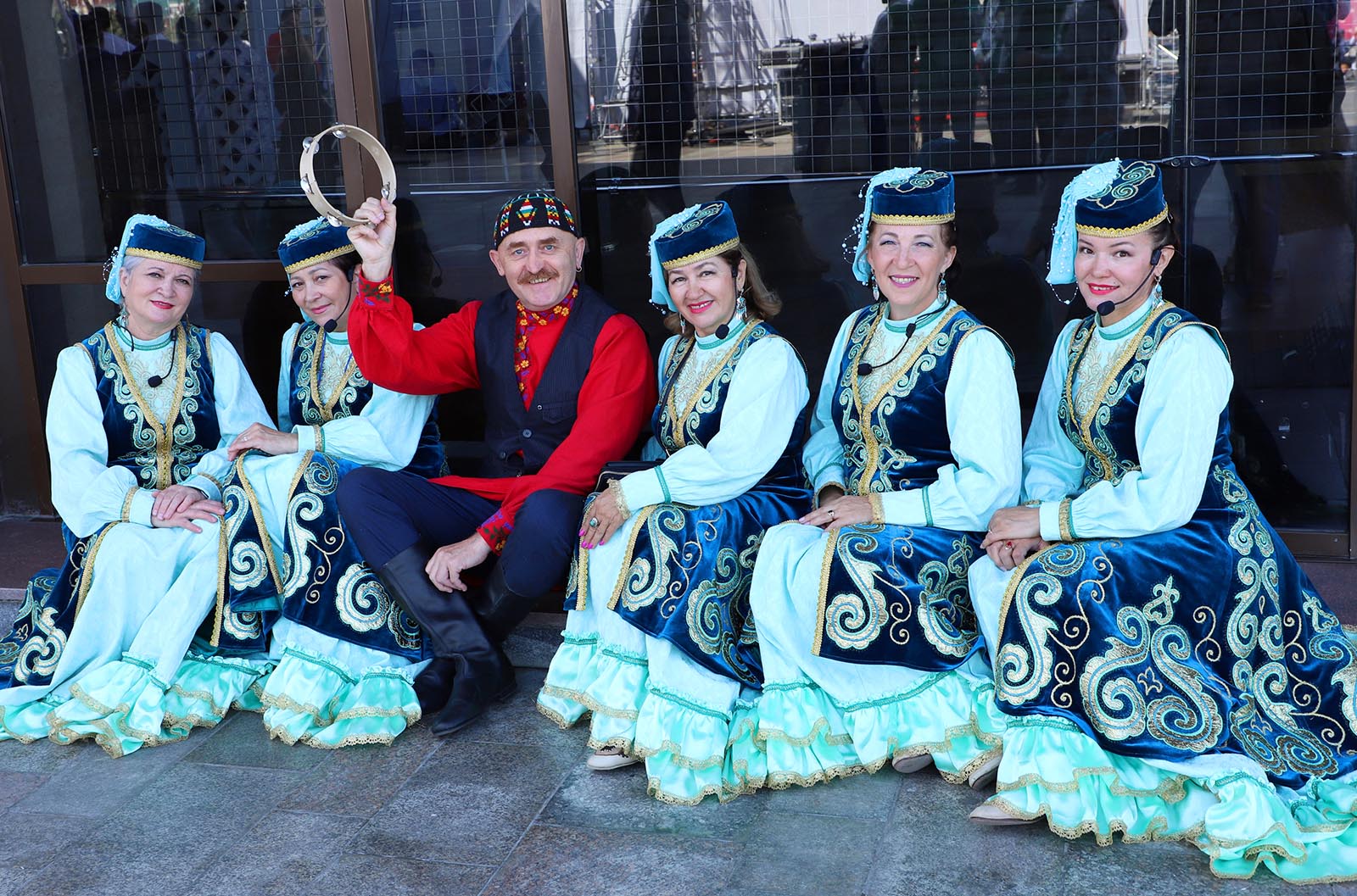 Дорогие дамы, сударыни и барышни, поздравляем вас с самым душесогревающим праздником в нашем национальном календаре – Международным женским днем!