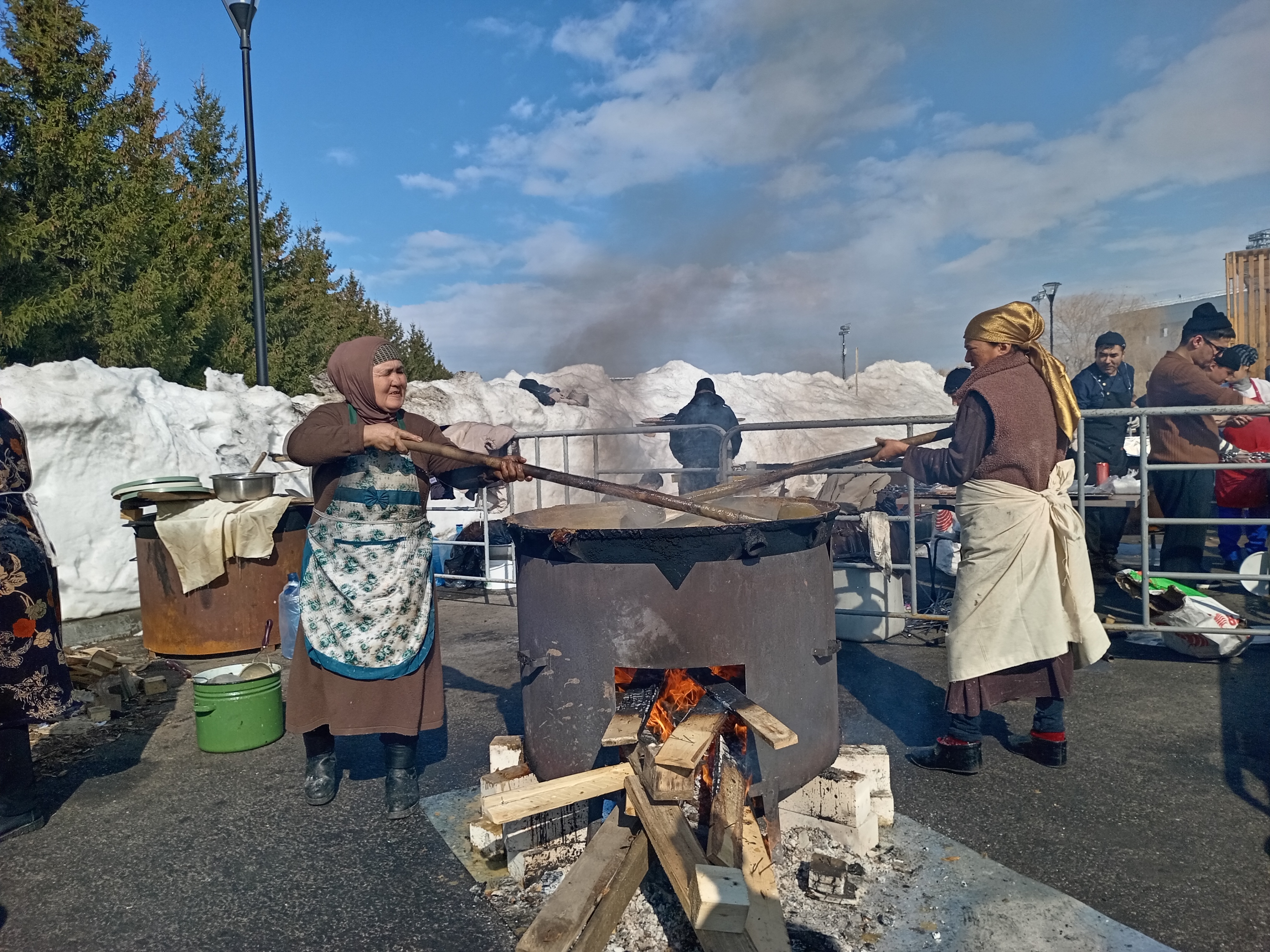 А вот так варят самуляк – традиционный десерт, которым принято угощать в Науруз. Фото: Ольга Иванычева