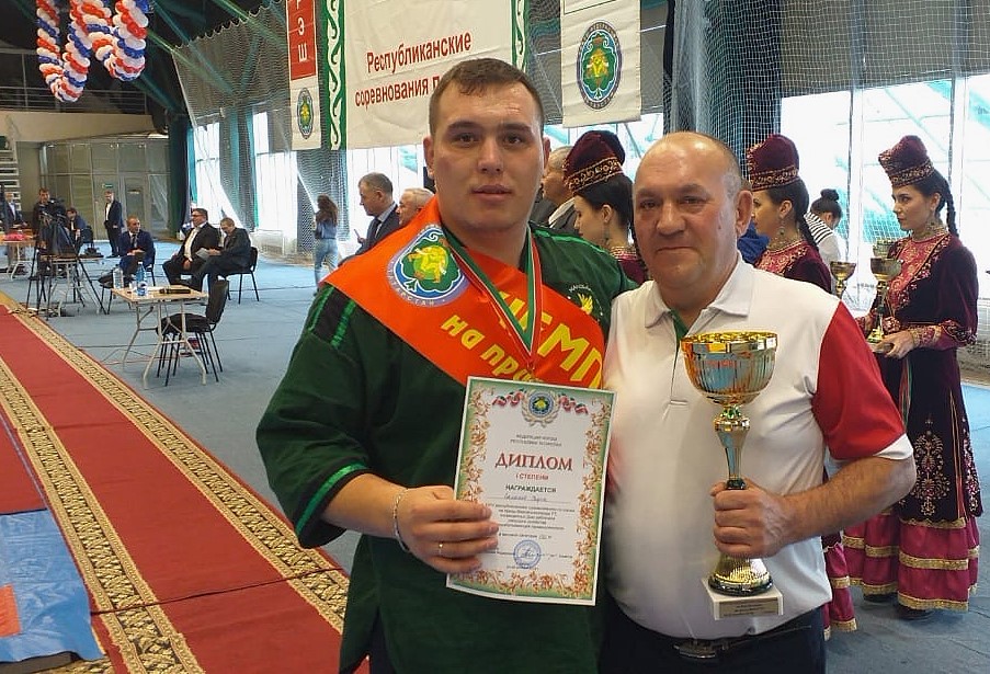 Сурена Хамитовича — отца и первого тренера чемпиона мира — нет рядом с сыном уже шесть лет, но Радик всегда чувствует незримое присутствие отца и все победы посвящает ему. Фото: из архива Радика Салахова