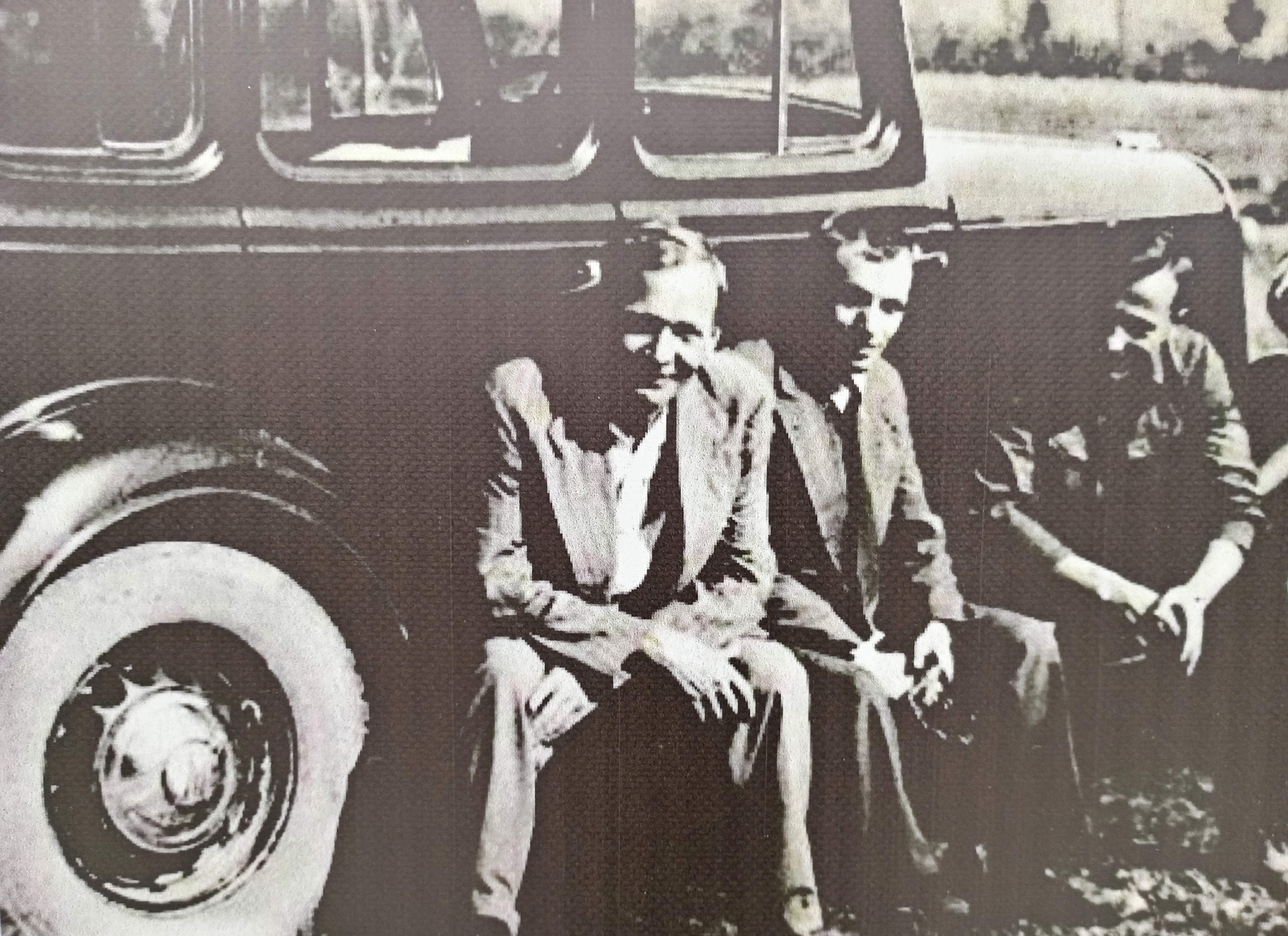 «Шевроле де Люкс» — на этой машине Янка Купала (крайний слева) отправился из Минска в эвакуацию в Казань. Фото из фондов музея Янки Купалы