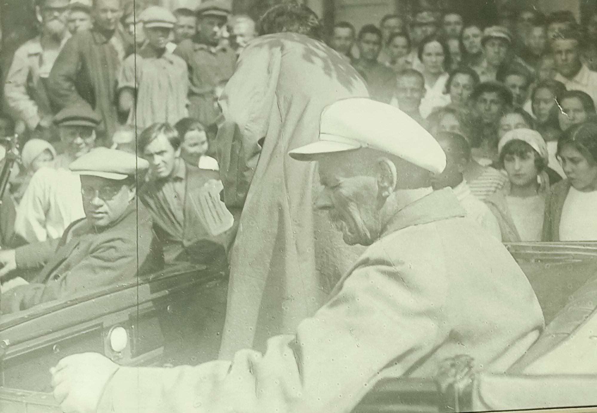 Для передвижения по Казани Горькому в 1928 году выделили автомобиль с открытым верхом. Во время всего пути казанцы приветствовали писателя. Фото: из экспозиции музея А.М. Горького и Ф.И. Шаляпина