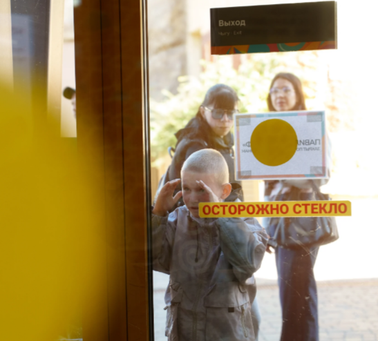 вход в  вольер с жирафами в Казанском зооботсаде
