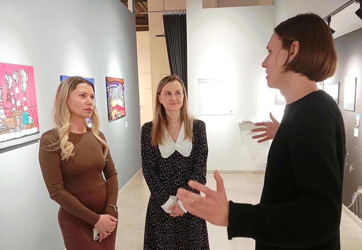 Персональная экскурсия от автора — это прекрасная возможность полностью погрузиться в бэкграунд. Фото: Дмитрий Сивков