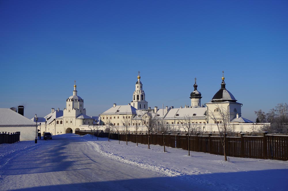 Безлюдными окрестности Богородице-Успенского мужского монастыря предстают лишь вечерами свияжцам да тем, кому посчастливилось прибыть на остров утром до наплыва туристов. Фото: пресс-служба Свияжского музея-заповедника 