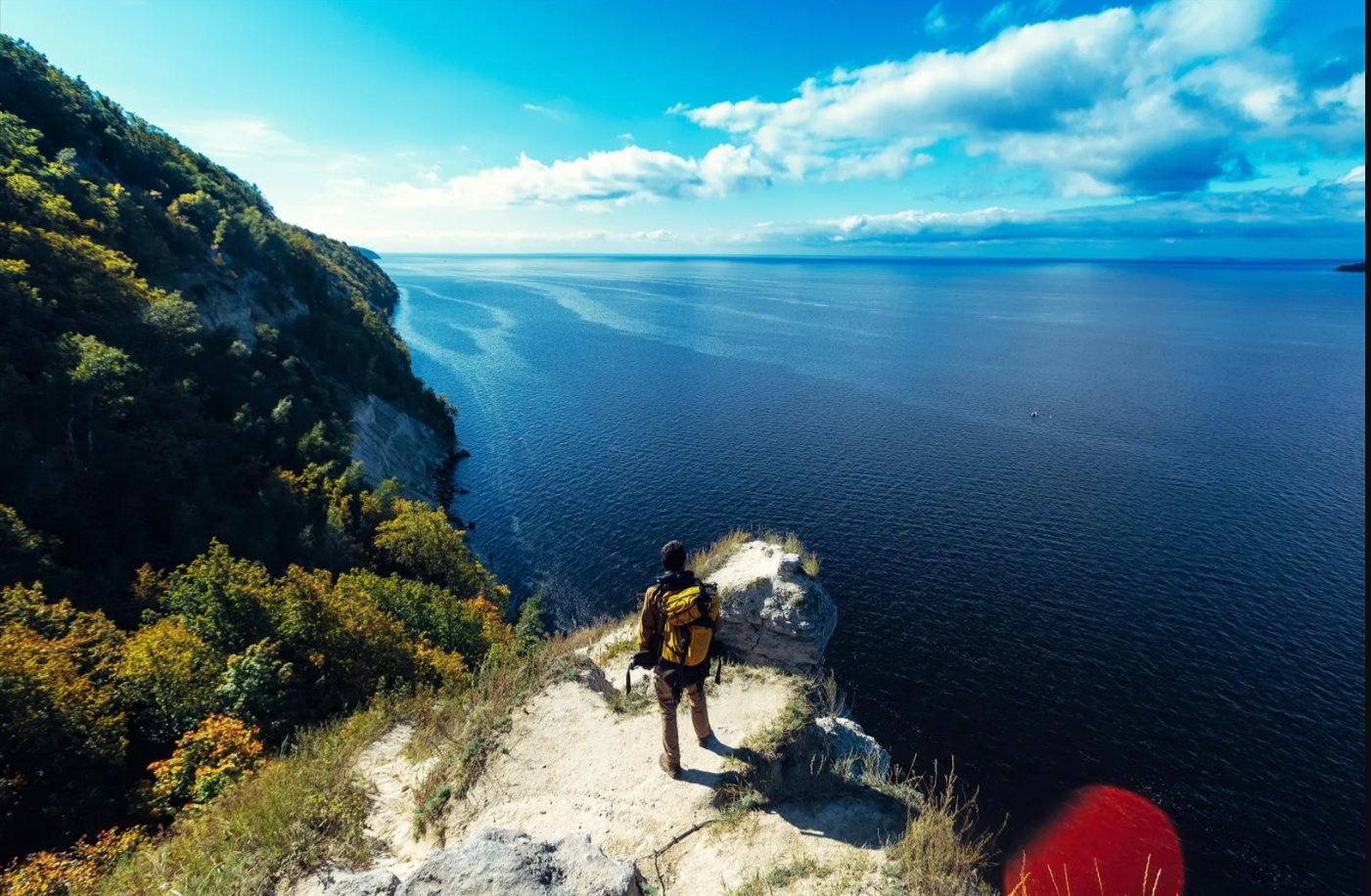 Высота горы Лобач — 136 метров, это одна из высочайших точек на берегах Волги. Отсюда открываются захватывающие дух виды на водную гладь в месте слияния двух великих рек. А чтобы туристам было понятно, откуда течет Волга, а откуда Кама, на 100-метровой высоте установили указатель в виде маяка. В прошлом веке здесь нашли два полных скелета мамонта и стоянку древних людей. Фото: Государственный комитет Республики Татарстан по туризму