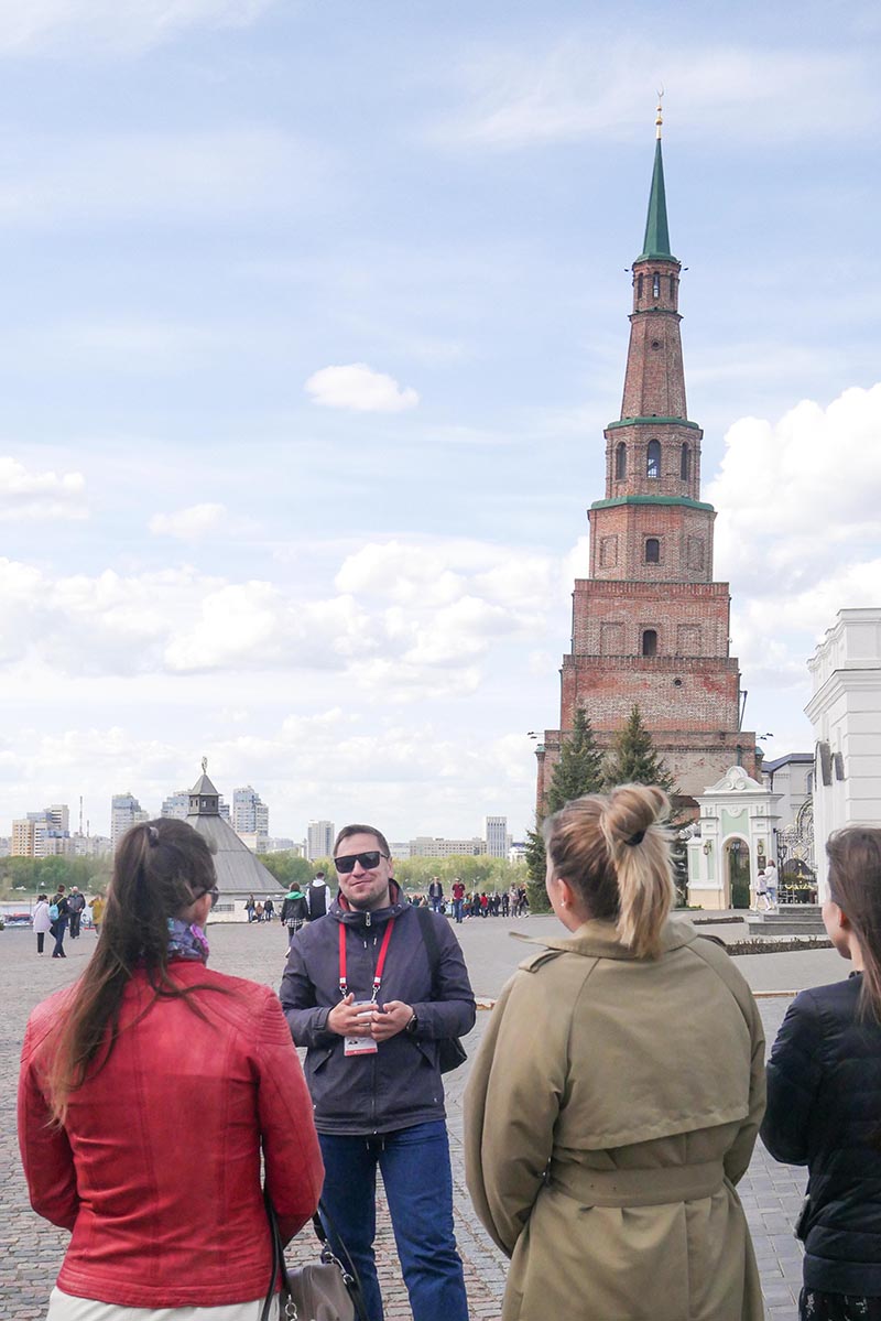 Девушки с особым вниманием внемлют обаятельному экскурсоводу. Фото: Дмитрий Сивков