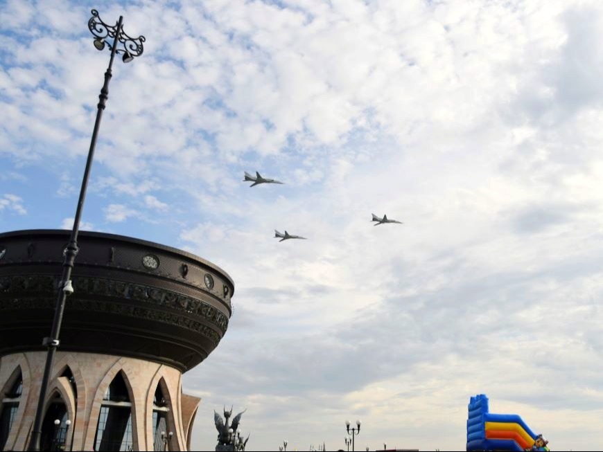 В рамках ежегодного масштабного авиационного шоу «Я выбираю небо!» над Казанью пролетают самолёты, к строительству которых причастны и казанцы, в том числе Ту-214, Ту-160, Ту-22МЗ. Фото: пресс-служба мэрии Казани