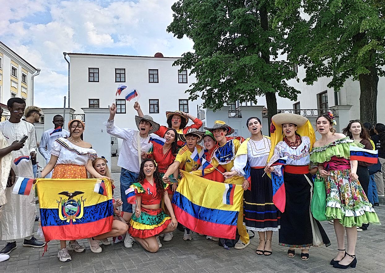 «Парад дружбы» всем участникам и зрителям дарит добрые улыбки и праздничное настроение. Фото: Ольга Иванычева