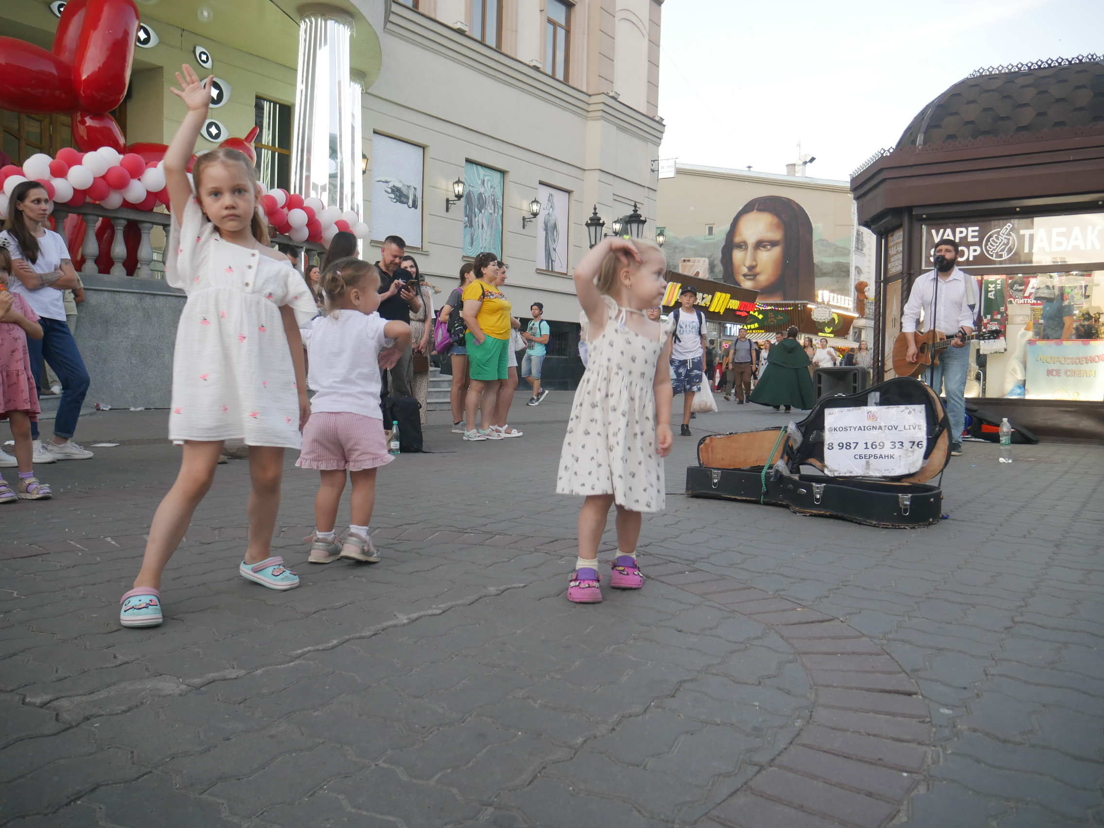Дети – одни из самых непосредственных зрителей. Фото: Дмитрий Сивков