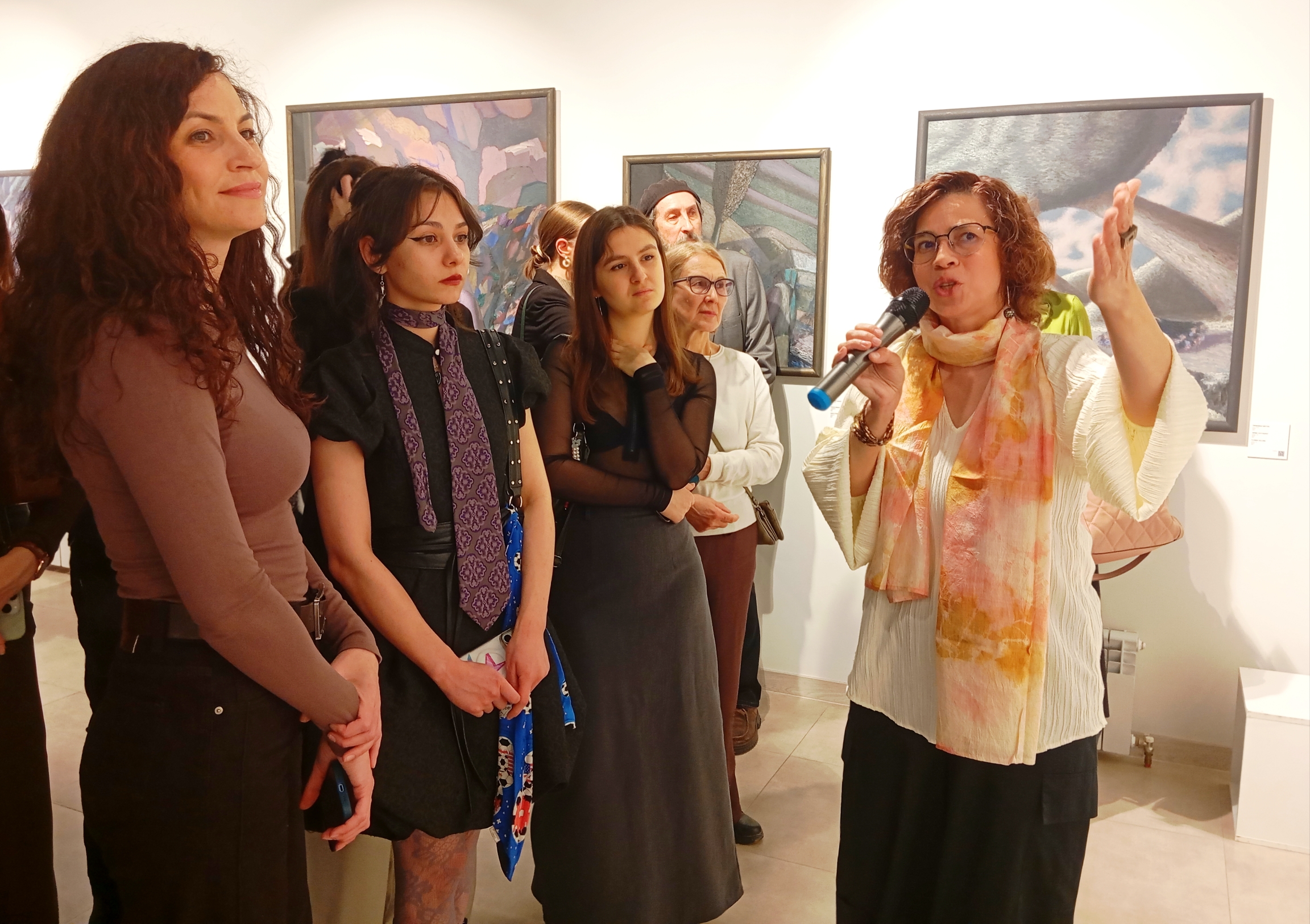 На вопрос: «Современный ли и художник Александр Акилов?» научный сотрудник музея Востока отвечает утвердительно. Фото: Дмитрий Сивков