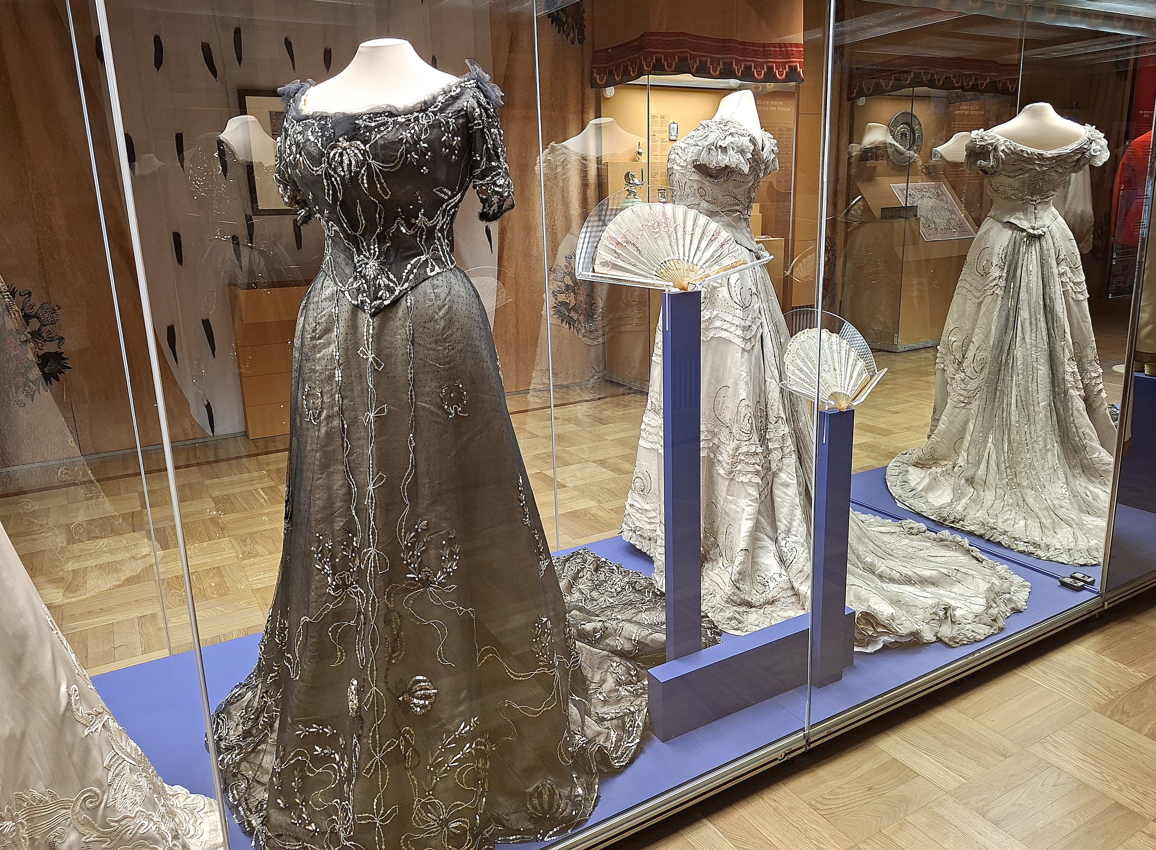 в Центре «Эрмитаж-Казань» представлены платья императрицы Александры Федоровны