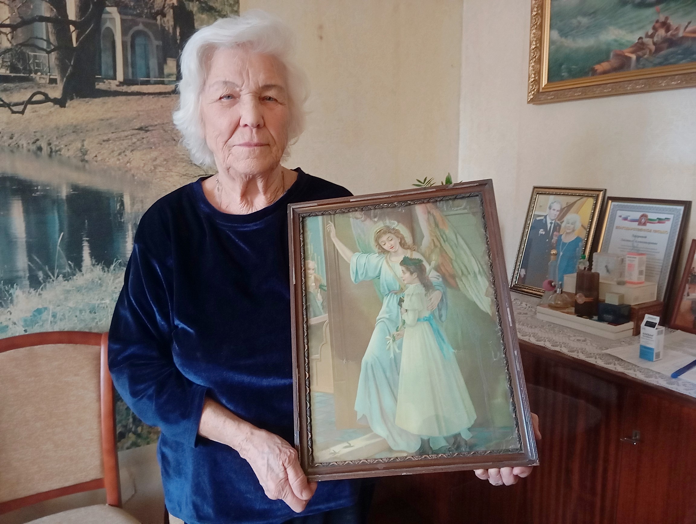 блокадница Людмила Хитрина с иконой