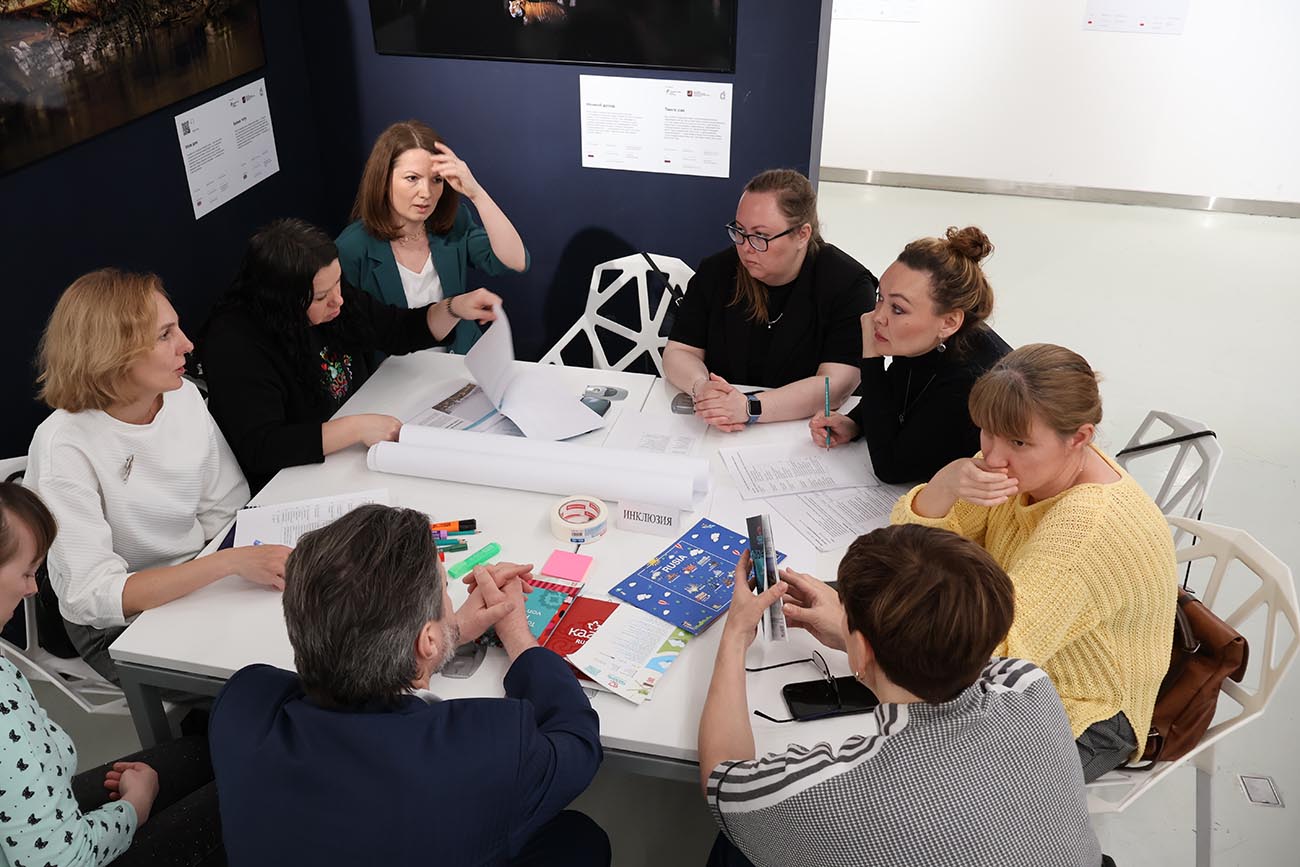 В практическом блоке приняли участие представители шести отраслей городской туристской экосистемы: отелей, ресторанов, городской событийной повестки, природно‑спортивного туризма, организации экскурсий и поездок, сферы инклюзии (на снимке). Фото: Дмитрий Сивков