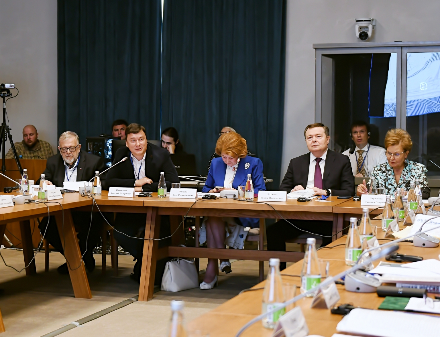 Фархад Фаткуллин переводит слова участников международного мероприятия, находясь в отдалении в специальной звукоизоляционной кабинке. Синхронистам ничто не должно мешать, ведь качество перевода зависит не только от их знания языка, но и от умения быстро сориентироваться. Фото предоставлено Фархадом Фаткуллиным