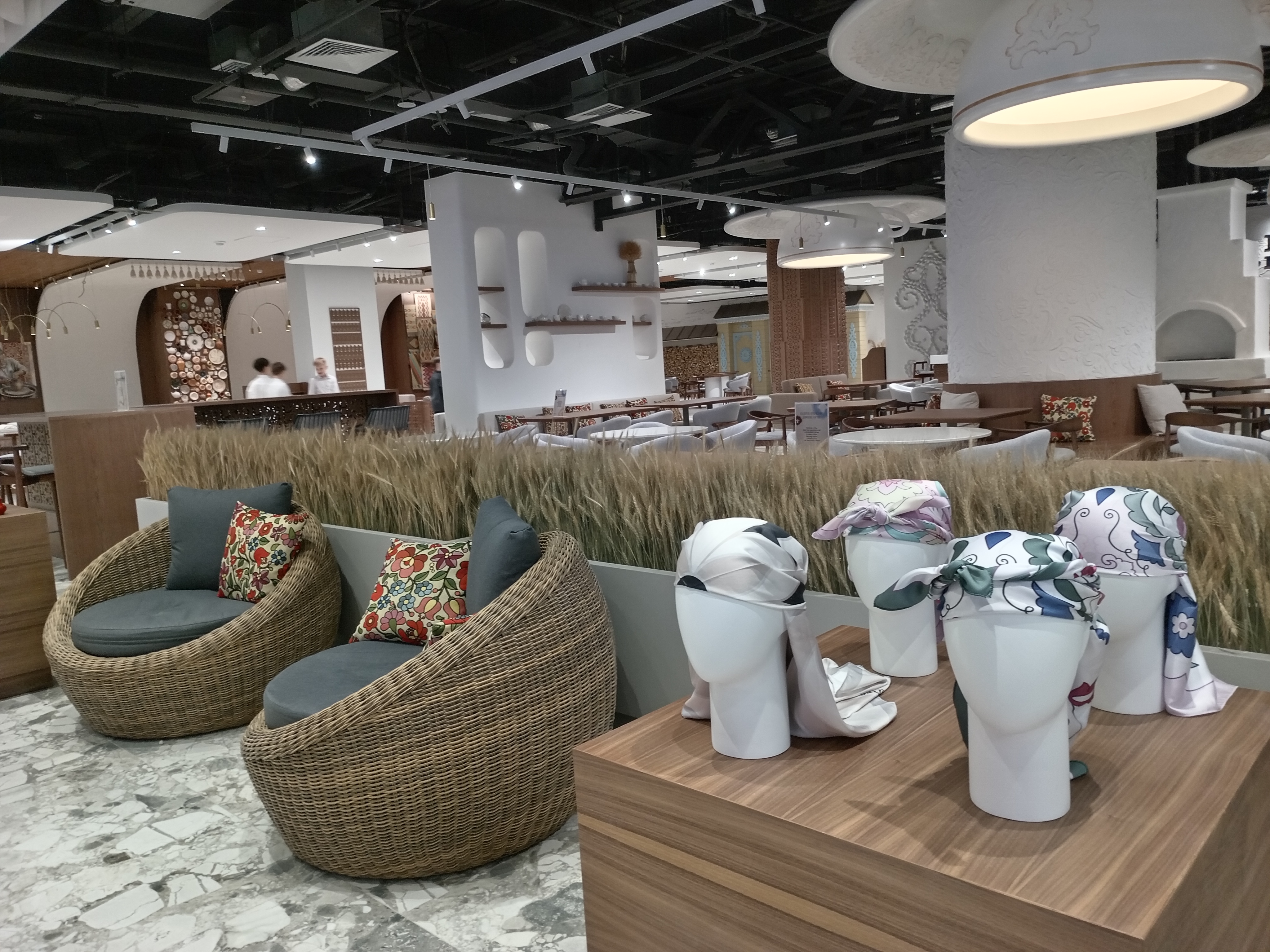 В таких уютных креслах можно отдохнуть и обменяться впечатлениями. Фото: Ольга Иванычева