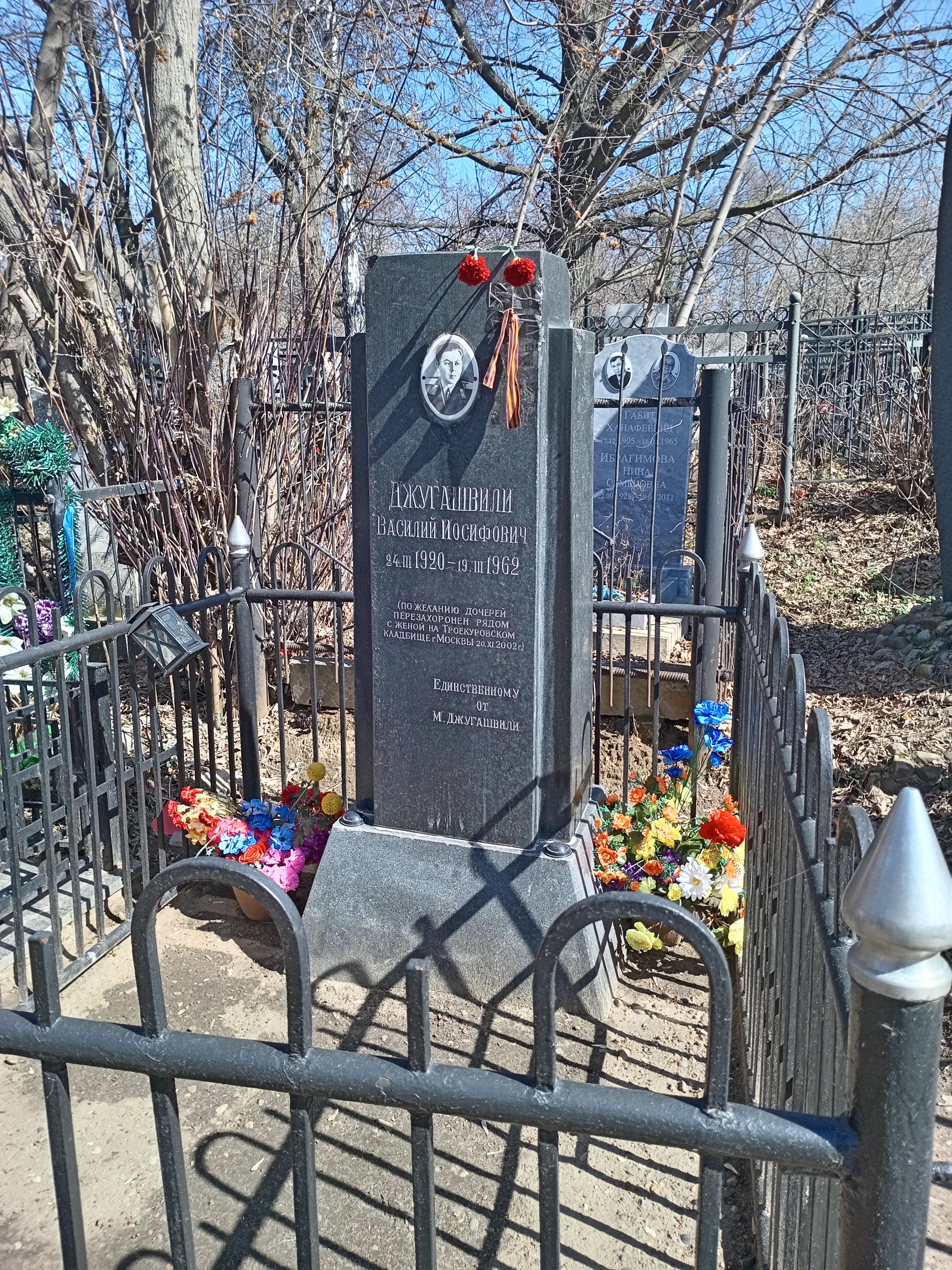 Кенотаф на месте захоронения Василия Джугашвили на 10-й аллее Арского кладбища. Это второй памятник слева от мемориала «Монумент Воин», к нему можно пройти от входа на кладбище (рядом с остановкой общественного транспорта «Ул. Абжалилова») по центральной аллее. Фото: Ольга Иванычева