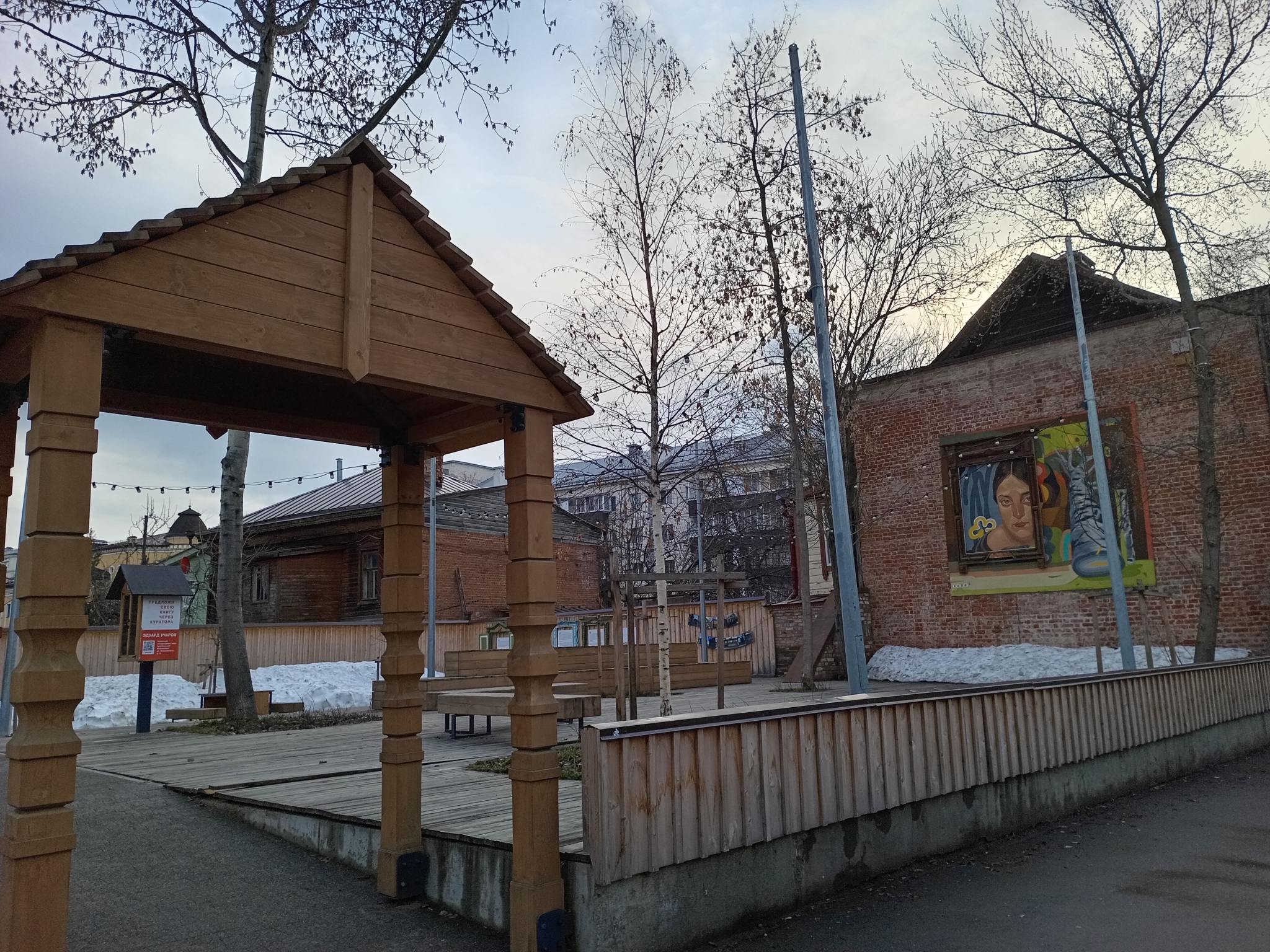 На улице Груздева расположен сквер «Казанские наличники», открытый два года назад. Фото: Ольга Иванычева