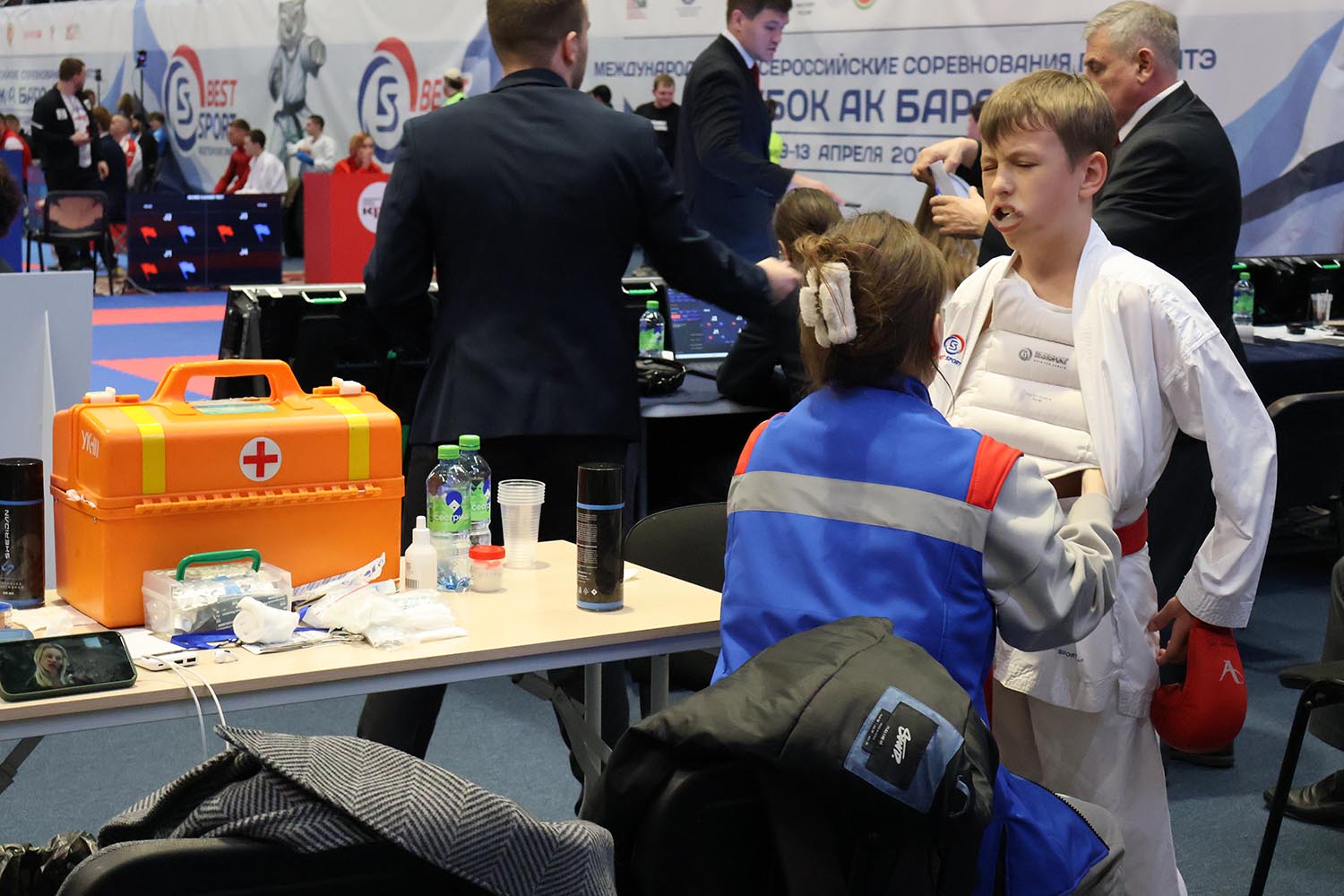 Скорая медицинская помощь всегда рядом с татами. Фото: Дмитрий Сивков