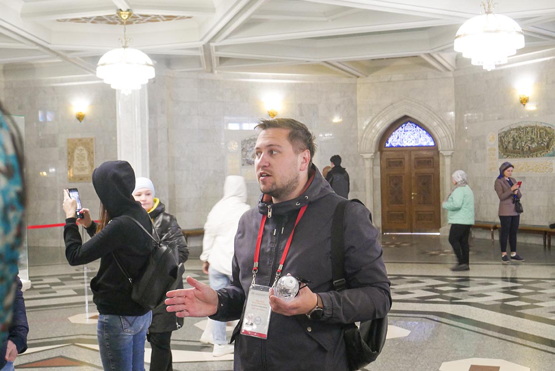 Посещение мечети Кул-Шариф — это еще и знакомство с основами и святынями ислама. Фото: Дмитрий Сивков