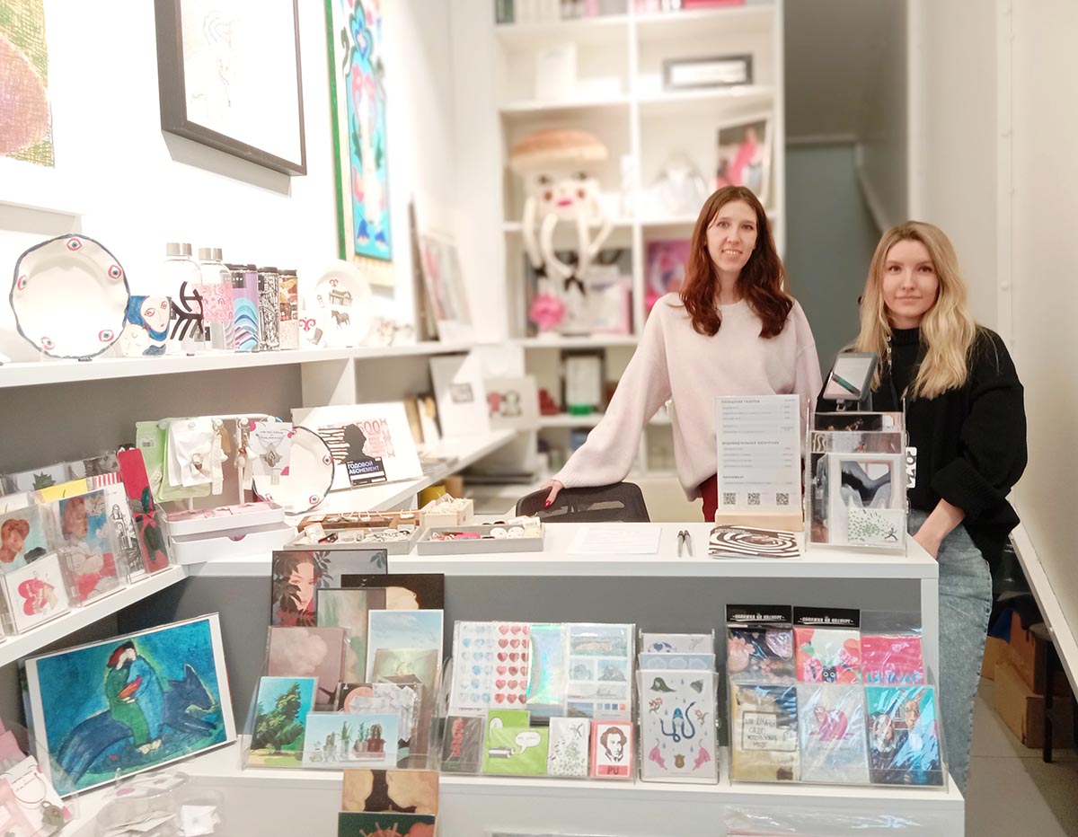 Сувенирная продукция соответствующей тематики в галерее «БИЗON» представлена в широком ассортименте. Фото: Дмитрий Сивков