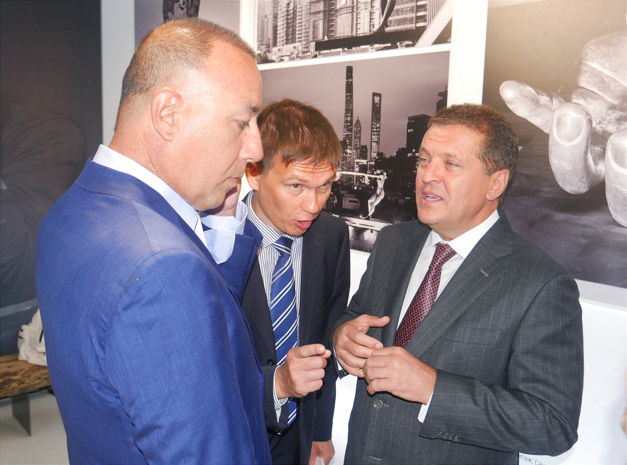 Общение мэра Казани Ильсура Метшина и итальянского скульптора Лоренцо Куинна через перевод Фархада Фаткуллина, который всегда старается доносить верно все оттенки смысла коммуникации – и вербальное, и сказанное мимикой и жестами. Фото: Дмитрий Сивков