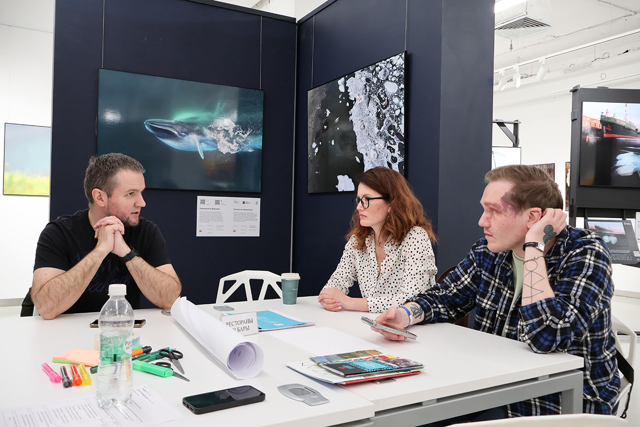 Представителям ресторанов и баров было что обсудить. Фото: Дмитрий Сивков 