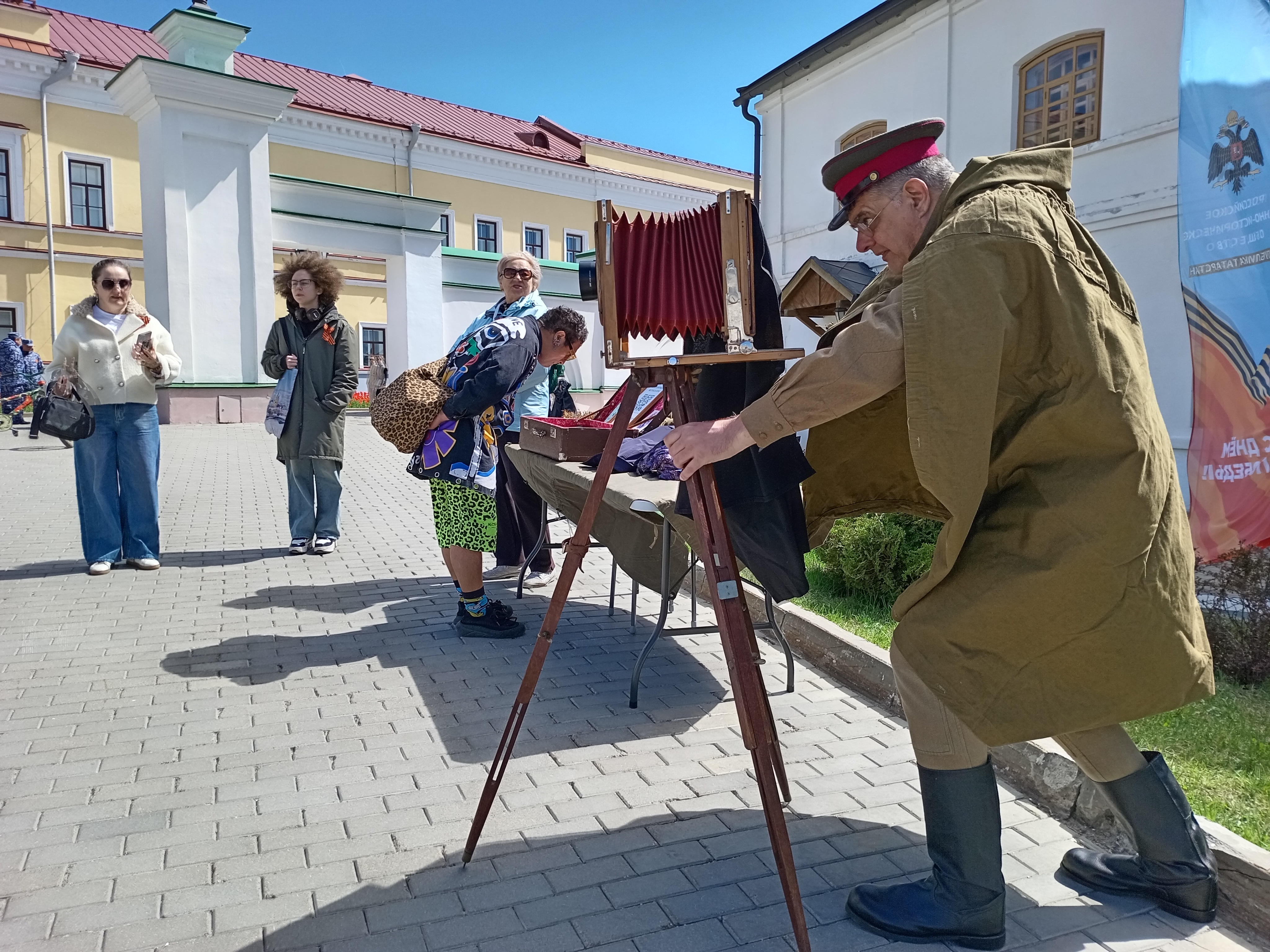 Фотограф Илья на раритетном фотоаппарате делал снимки гостей праздника в ретро-стиле