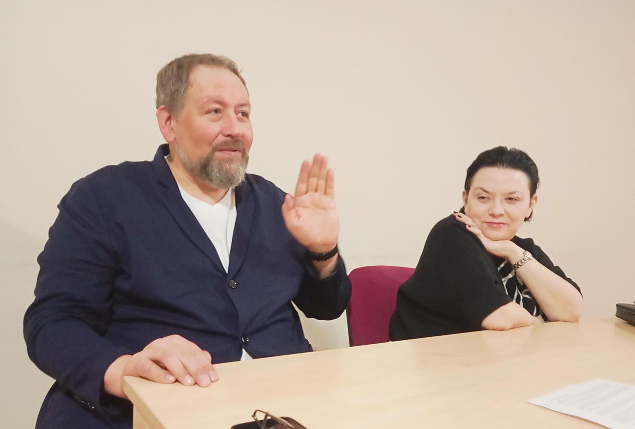 Станислав Дужников и Алла Каргина сравнивают себя с персонажами сказки «Лягушка-путешественница»: вчерашнее утро встретили в Москве, в 17.30 прибыли в Питер, в 21.30 улетели оттуда и в 23.30 были уже в Казани… А завтра могут оказаться, например, в Петропавловске-Камчатском. Фото: Дмитрий Сивков