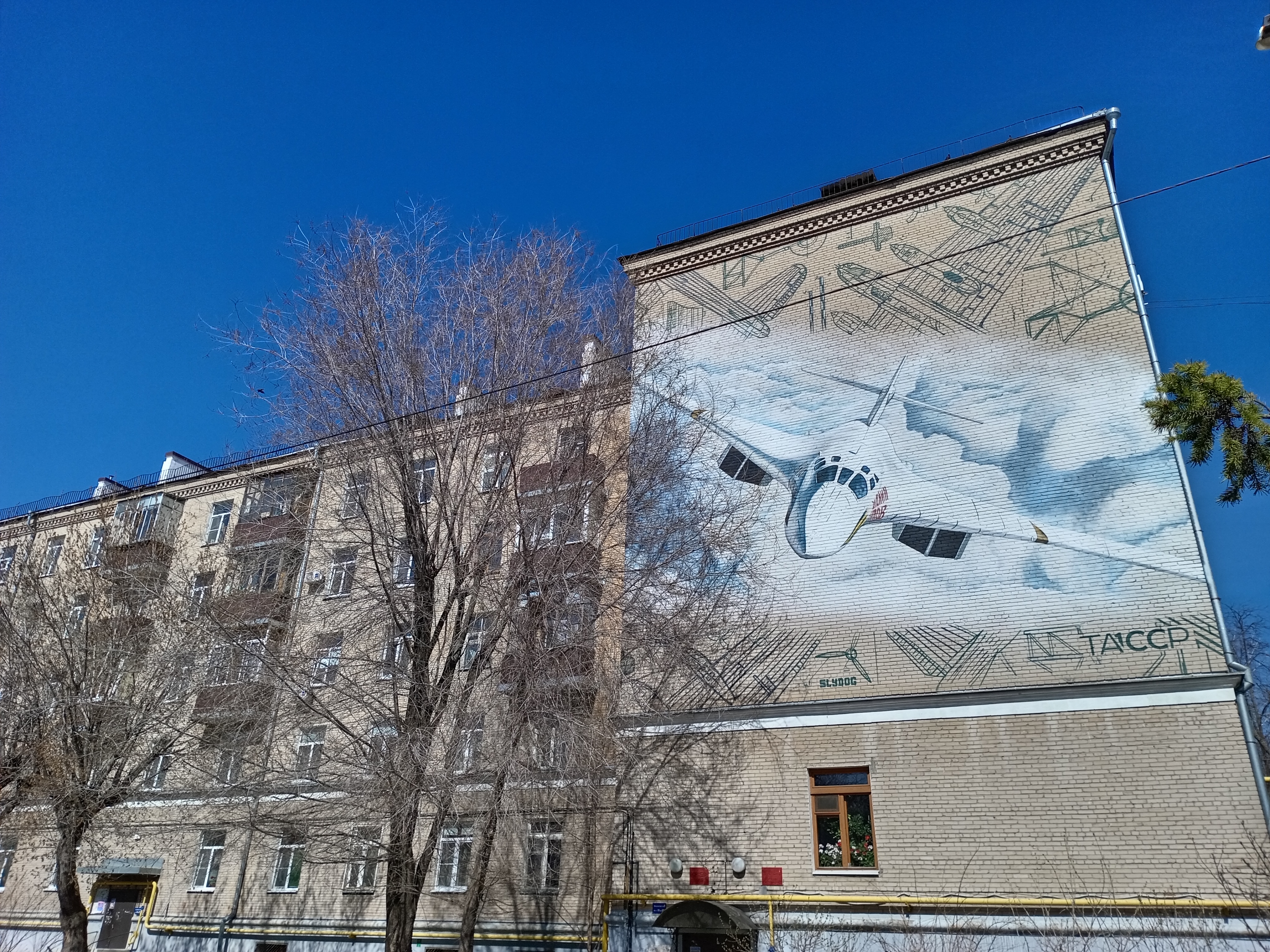 Василия Сталина по приезде в Казань поселили с семьей в жилом квартале «Авиатор», в доме №105 по улице Гагарина. Добраться до него можно пешком за несколько минут с остановки общественного транспорта «Улица Гагарина». Фото: Ольга Иванычева