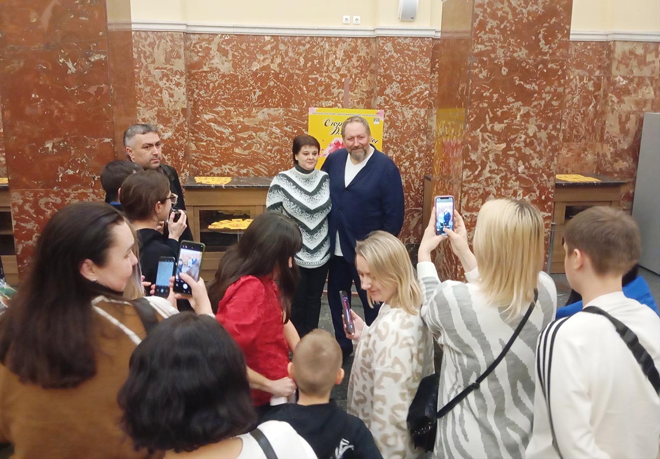 Организаторам пришлось на какое-то время задержать начало кинопоказа, чтобы все желающие смогли сфотографироваться со знаменитым актером и взять у него автограф. Фото: Дмитрий Сивков
