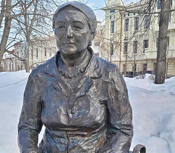 Бабулечка Аняня: бронзовый ангел-хранитель Лядского сада