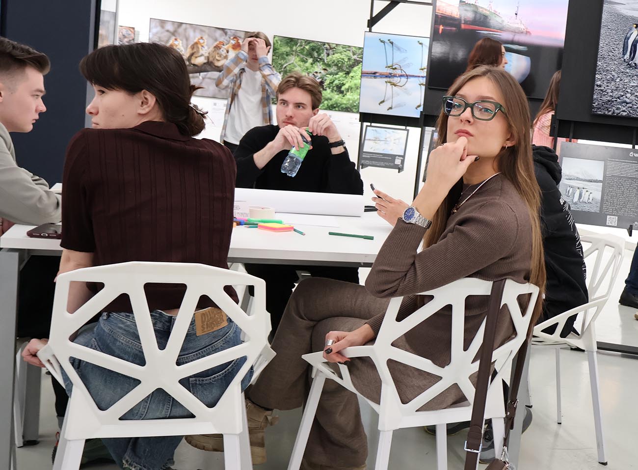 За столом — представители природно спортивного туризма. Фото: Дмитрий Сивков