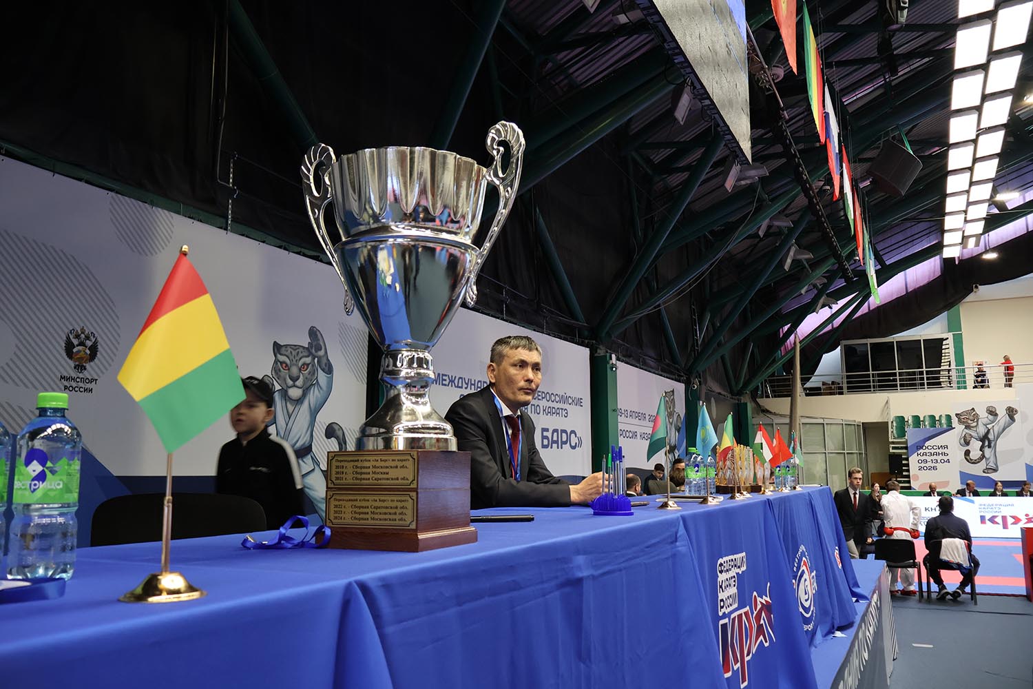 Заветный для многих каратистов приз — «Кубок Ак Барс». Фото: Дмитрий Сивков