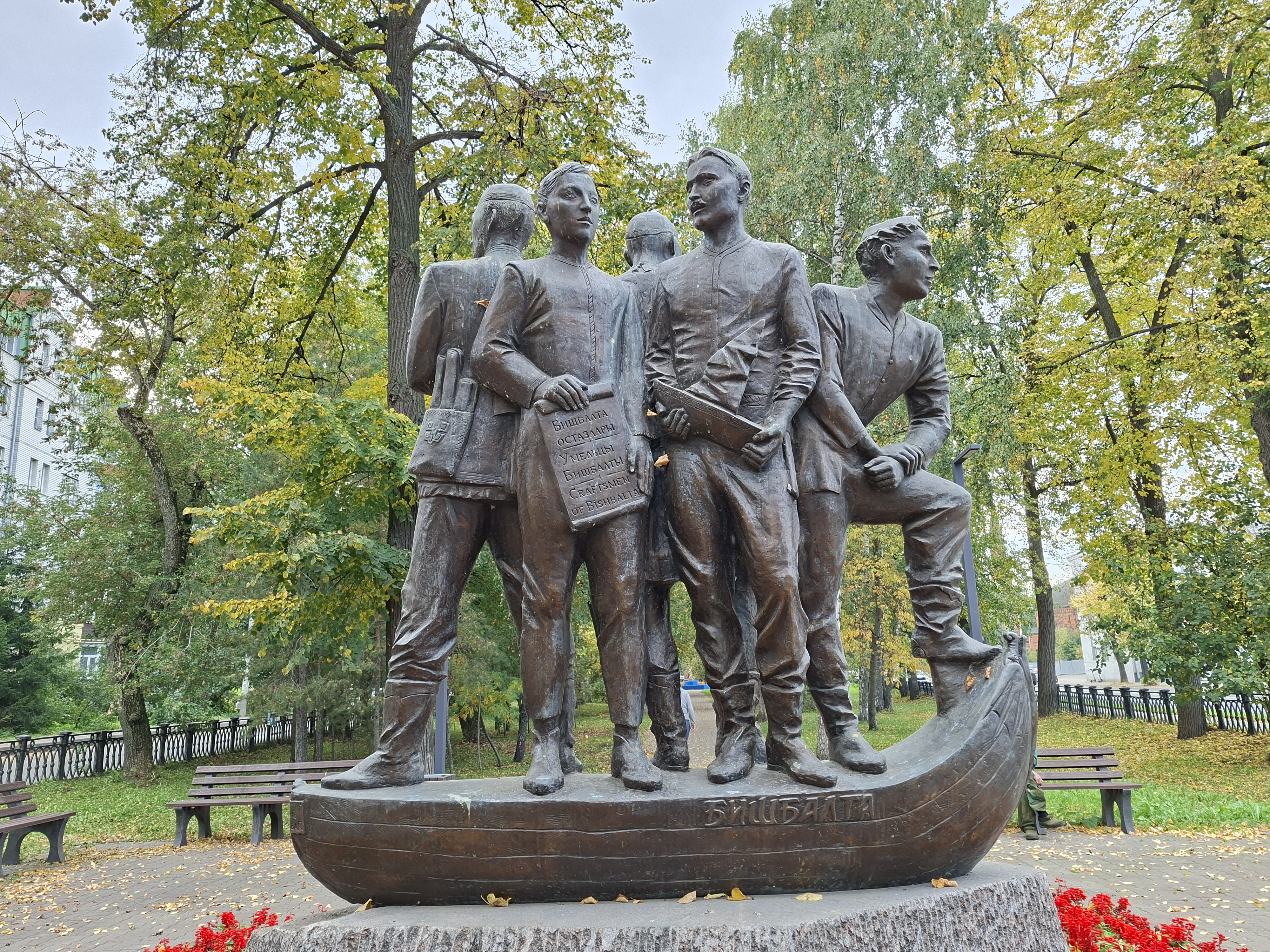 скульптурная композиция в сквере Столярова в Адмиралтейской слободе посвящена кораблестроителям