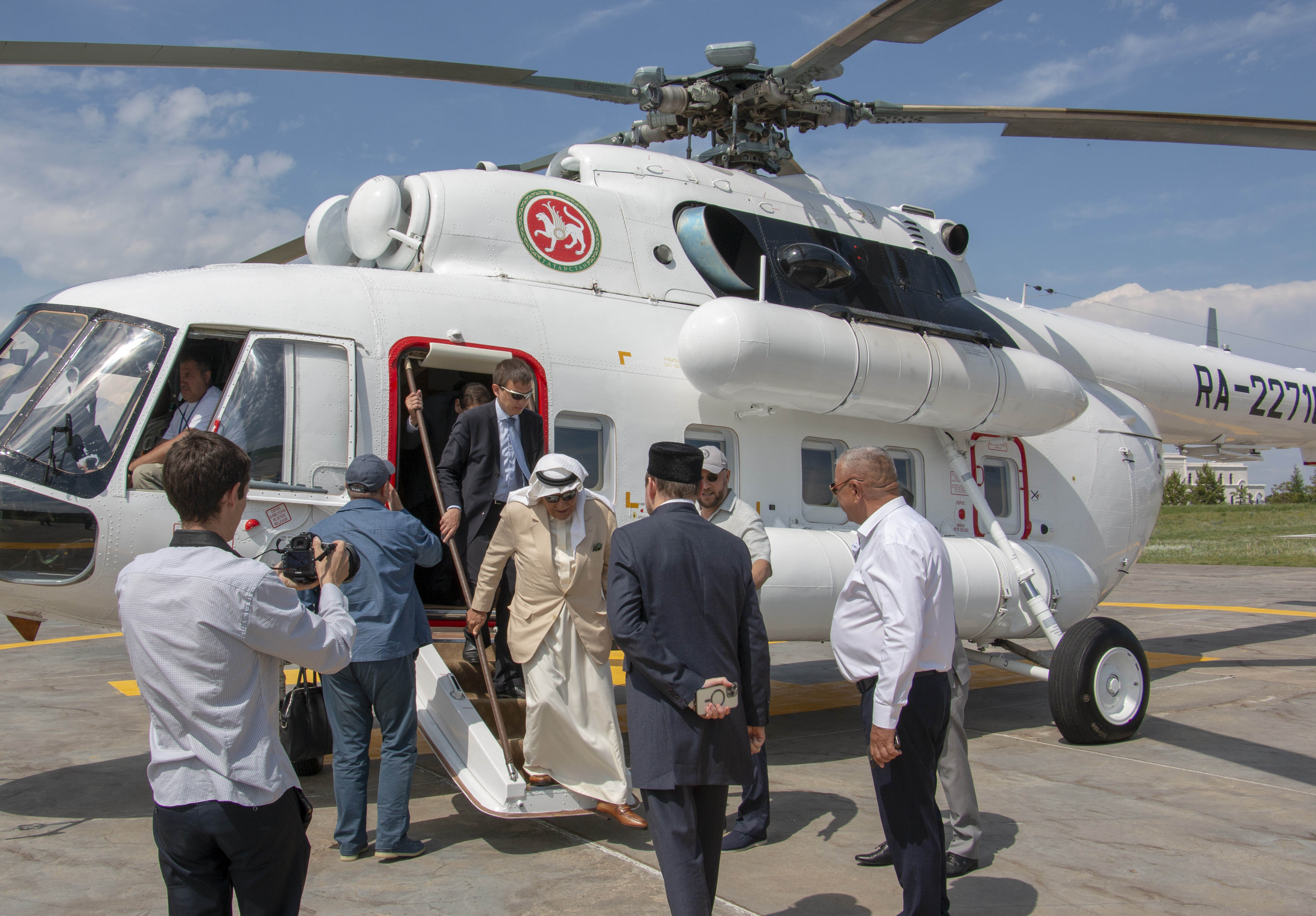 Во время визита иностранного гостя переводчик сопровождает его во всех поездках — находится буквально за его спиной. Фото: tatarstan.ru