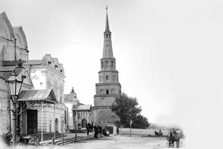 двуглавый орел на шпиле башни Сююмбике в «Казанском Кремле»