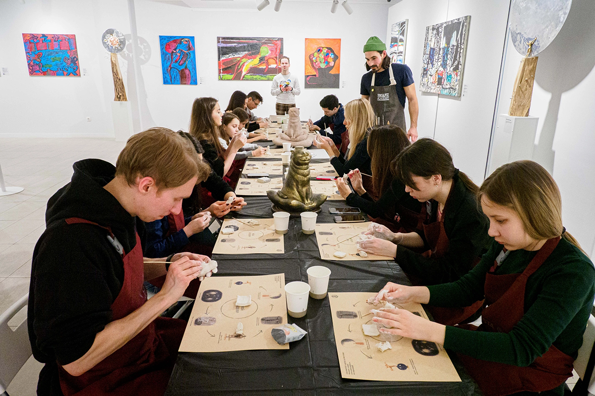 «БИЗON» ведет широкую образовательную программу. Мастер-класс скульптора Аделя Халиуллина. Фото: bizon.gallery