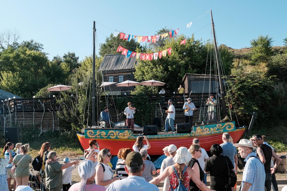 Фестиваль волжского традиционного образа жизни и ремесел «Народная лодка» проводится в июле и является самым массовым событием в Свияжске – в 2025 году его посетило 24 тысячи человек. Но фестиваль проходит на набережной реки Свияги, на удалении от объектов Всемирного наследия, чтобы оттянуть часть турпотока. Фото: пресс-служба Свияжского музея-заповедника
