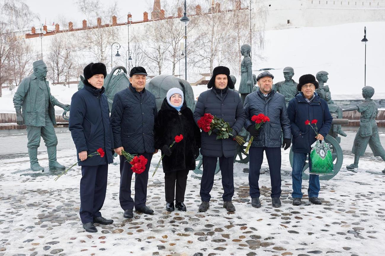 Вручение общественной премии имени Асгата Галимзянова открылось церемонией возложения цветов к памятнику благотворителю. Фото: Благотворительный фонд «АК БАРС СОЗИДАНИЕ»