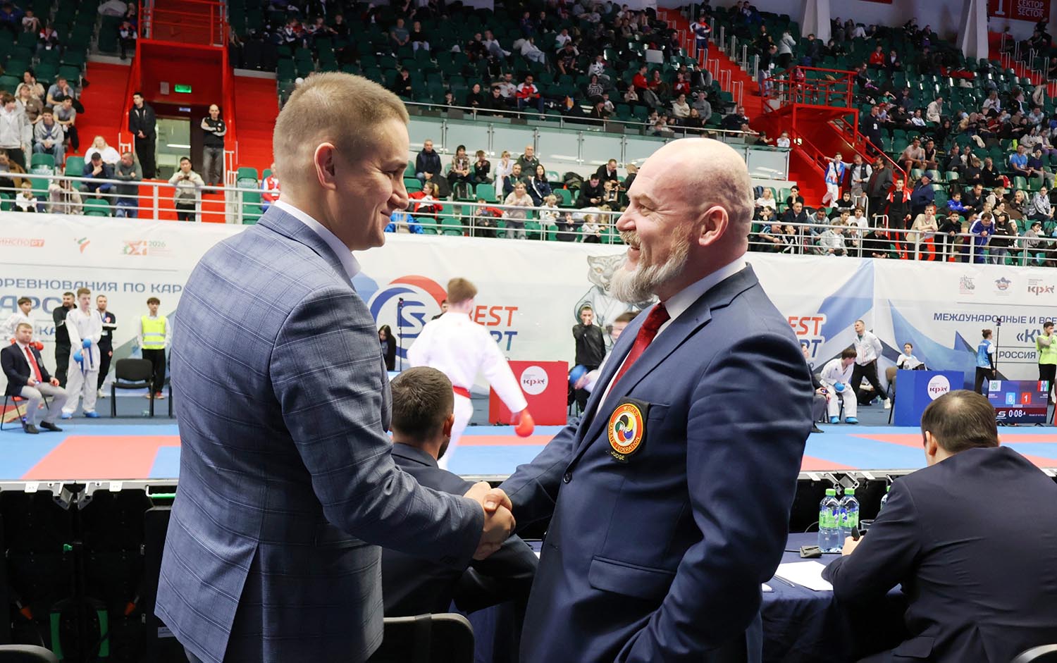 Алексей Тарасов — судья международной категории, председатель судейского комитета Федерации каратэ по Самарской области (справа) — благодарит Искандера Шагина за отличную организацию турнира. Фото: Дмитрий Сивков