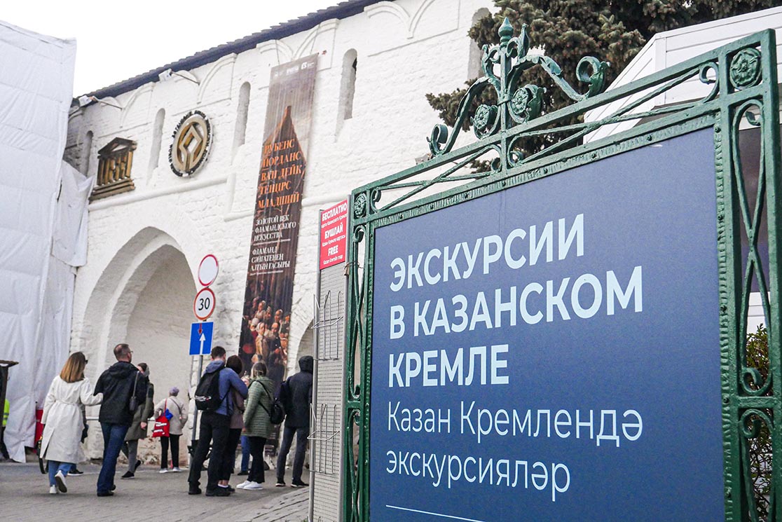 Примером борьбы с серым экскурсоводческим рынком может служить Казанский кремль — там четко контролируют экскурсоводческую деятельность: строго проверяют наличие бейджей, входных билетов, количество людей в группах. Фото: Дмитрий Сивков
